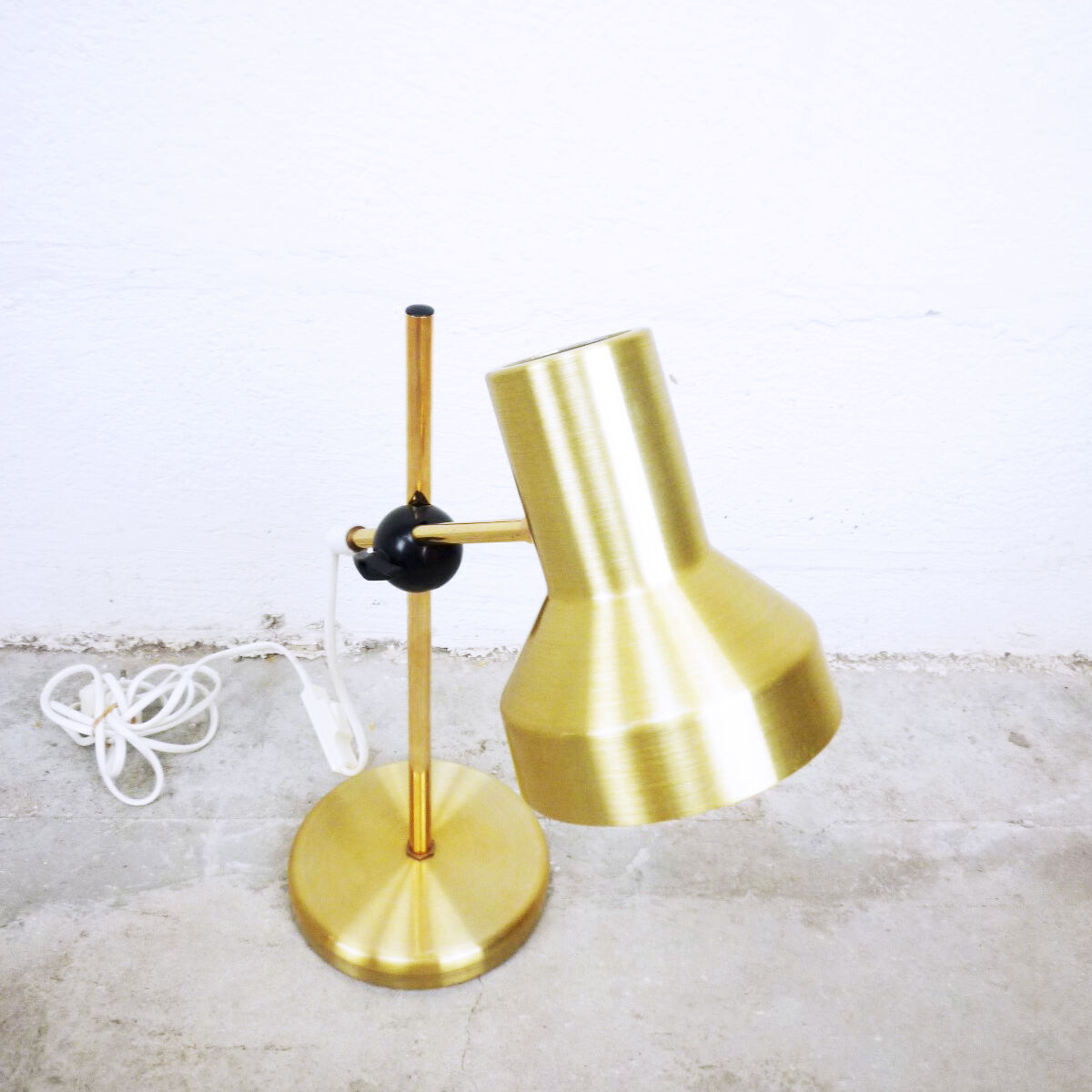 Articulated golden metal table lamp