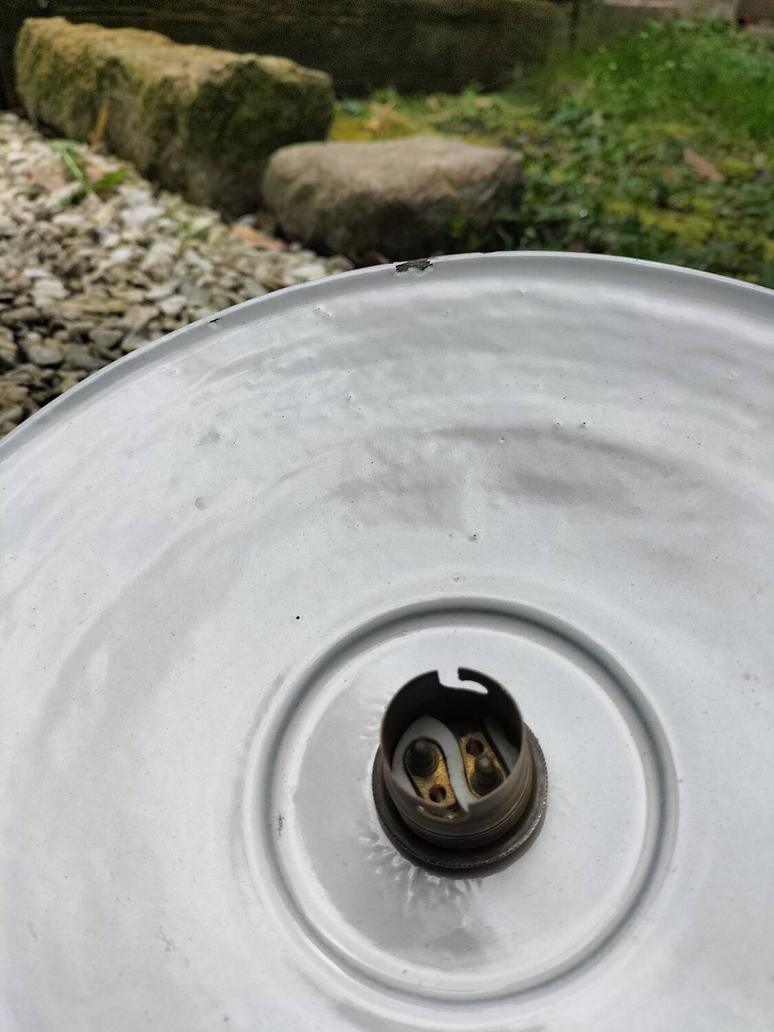 3 enamelled sheet metal suspensions