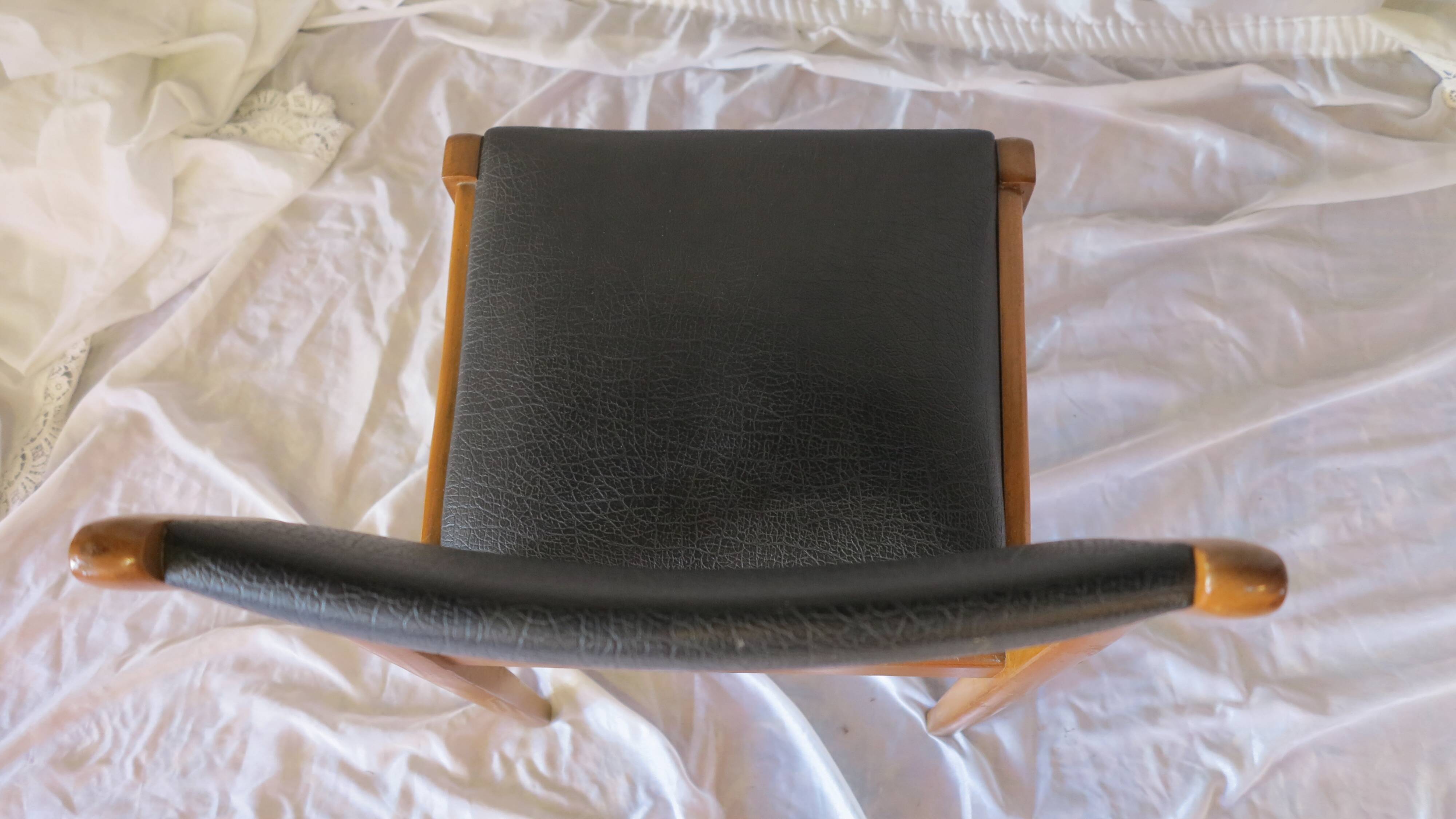 Set of 4 Scandinavian chairs in black faux leather