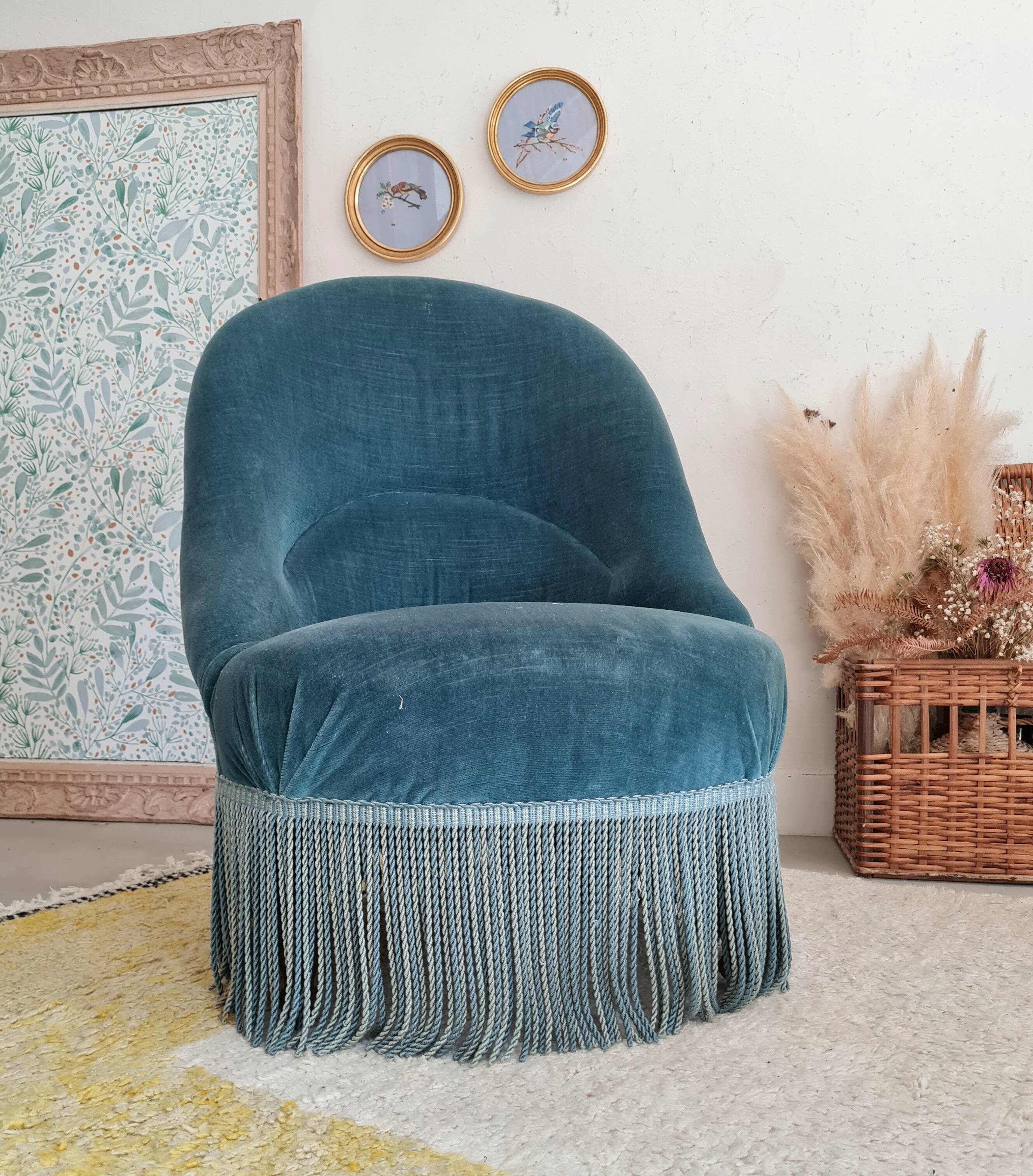 Fauteuil crapaud velours bleu avec franges