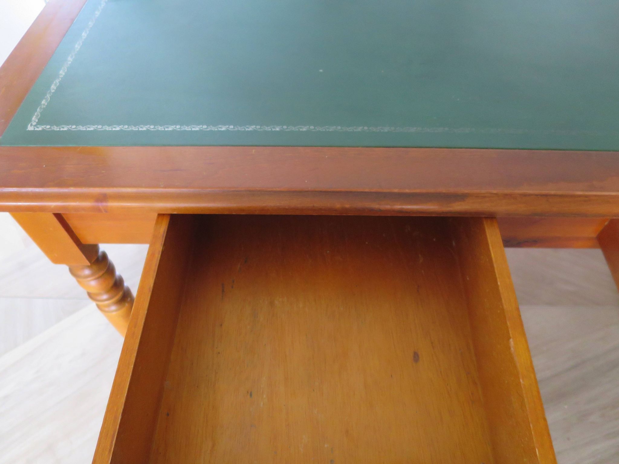 Minister's desk style L. Philippe – 2 drawers – cherry wood – faux leather desk mat