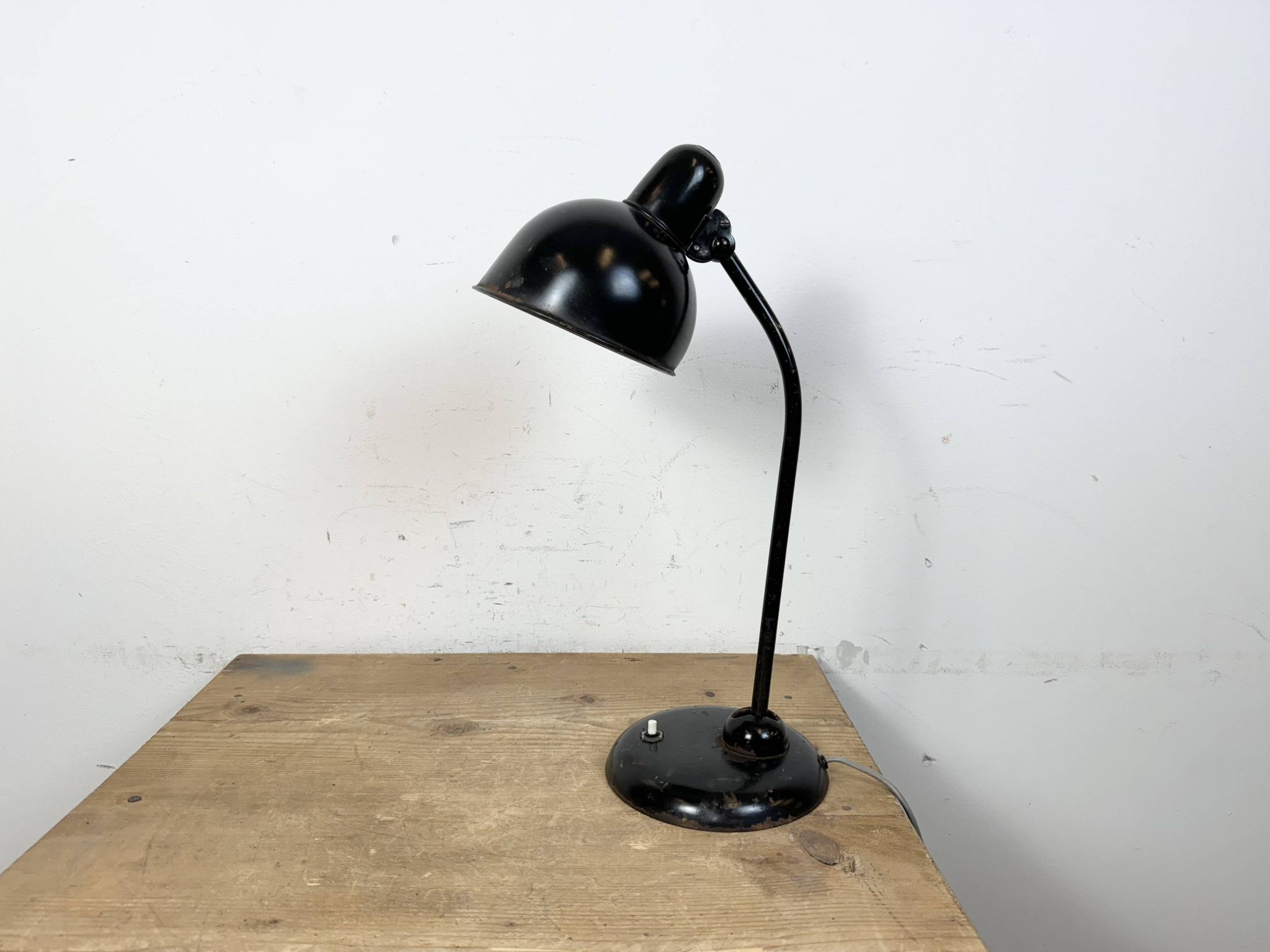 Lampe de table industrielle Bauhaus noire, années 1930