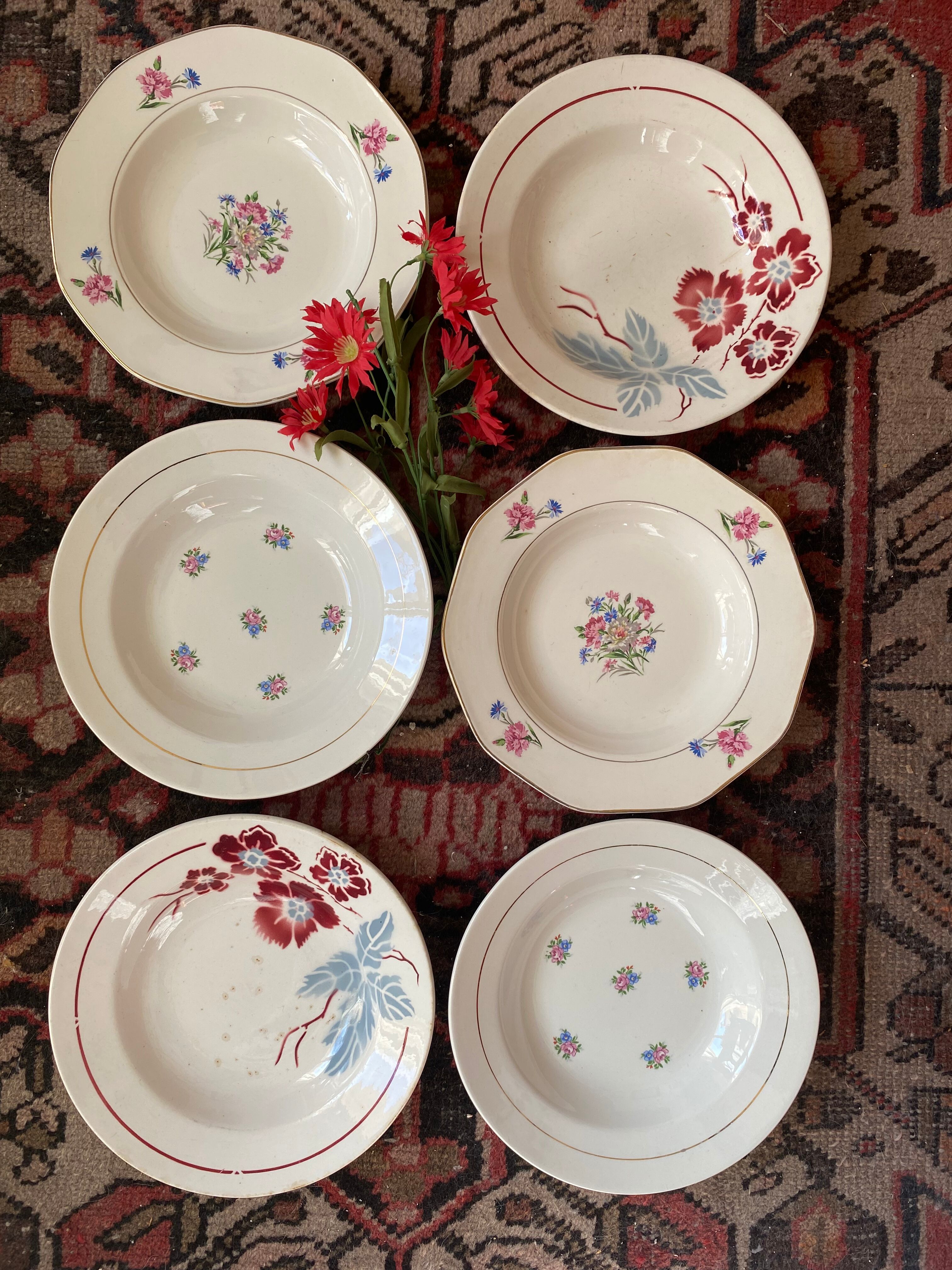 6 old and flowery hollow plates.