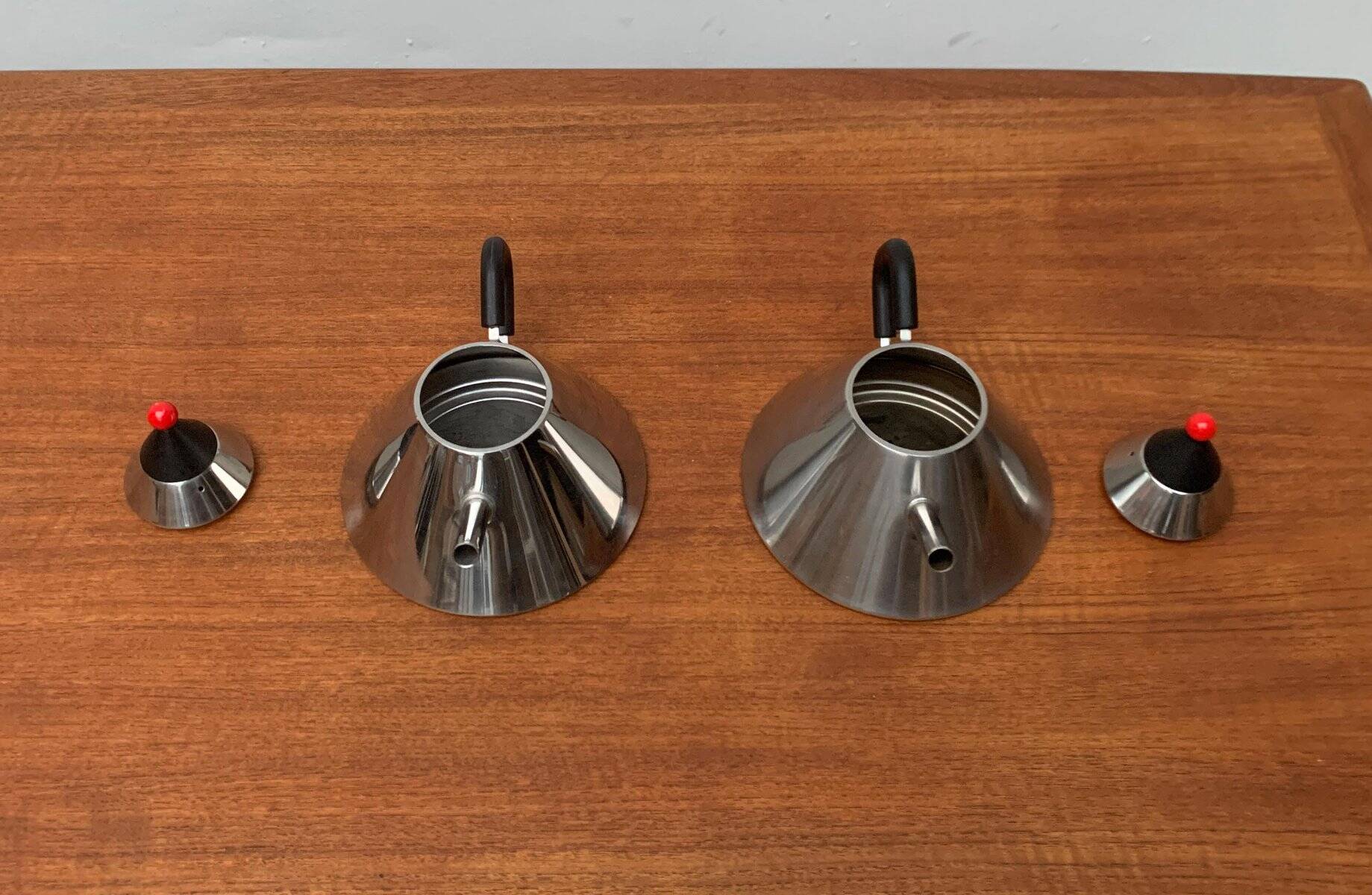 Postmodern Japanese kettle in stainless steel, set of 2