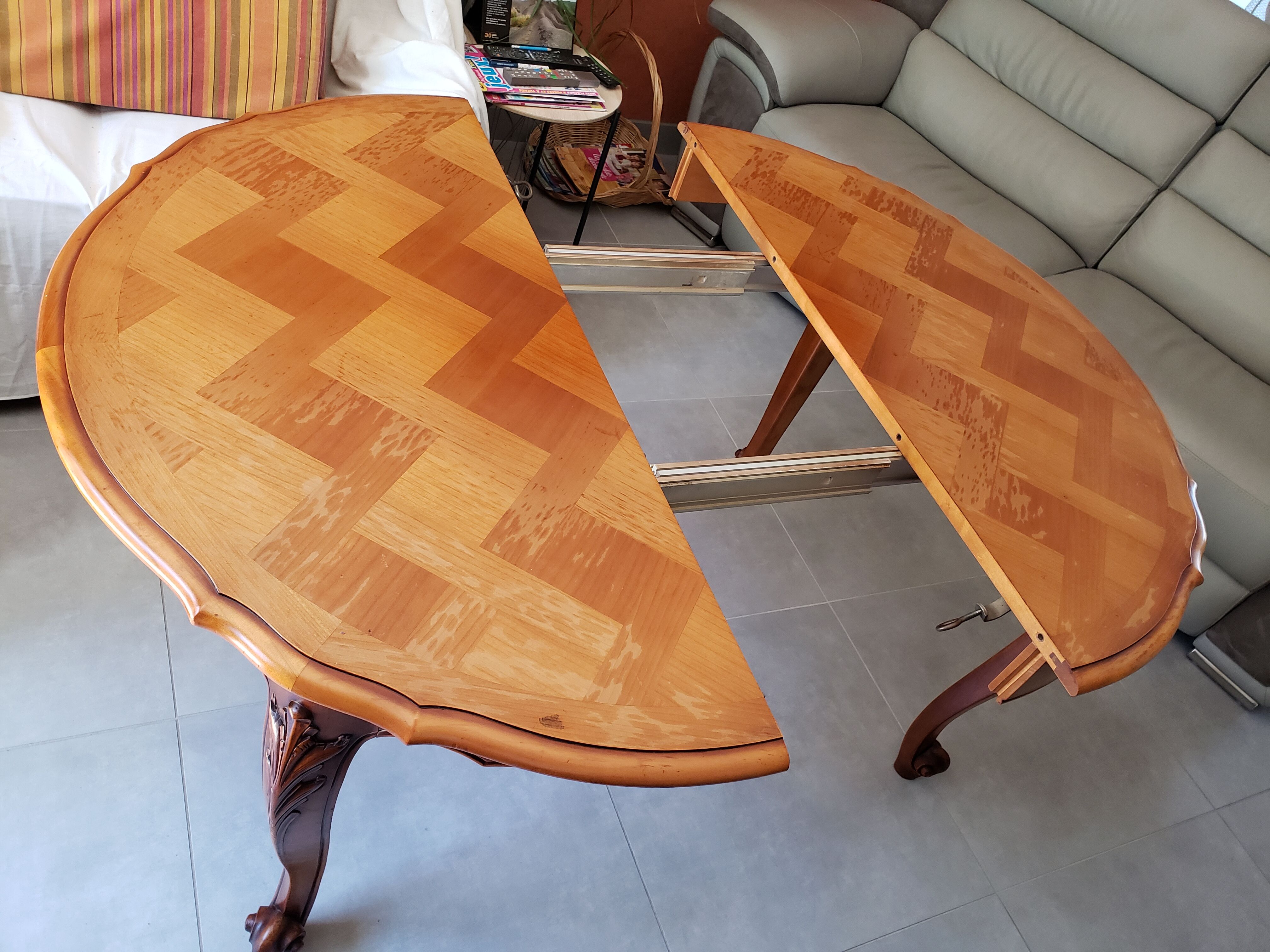 Extendable round table Louis XV style with its 2 extensions