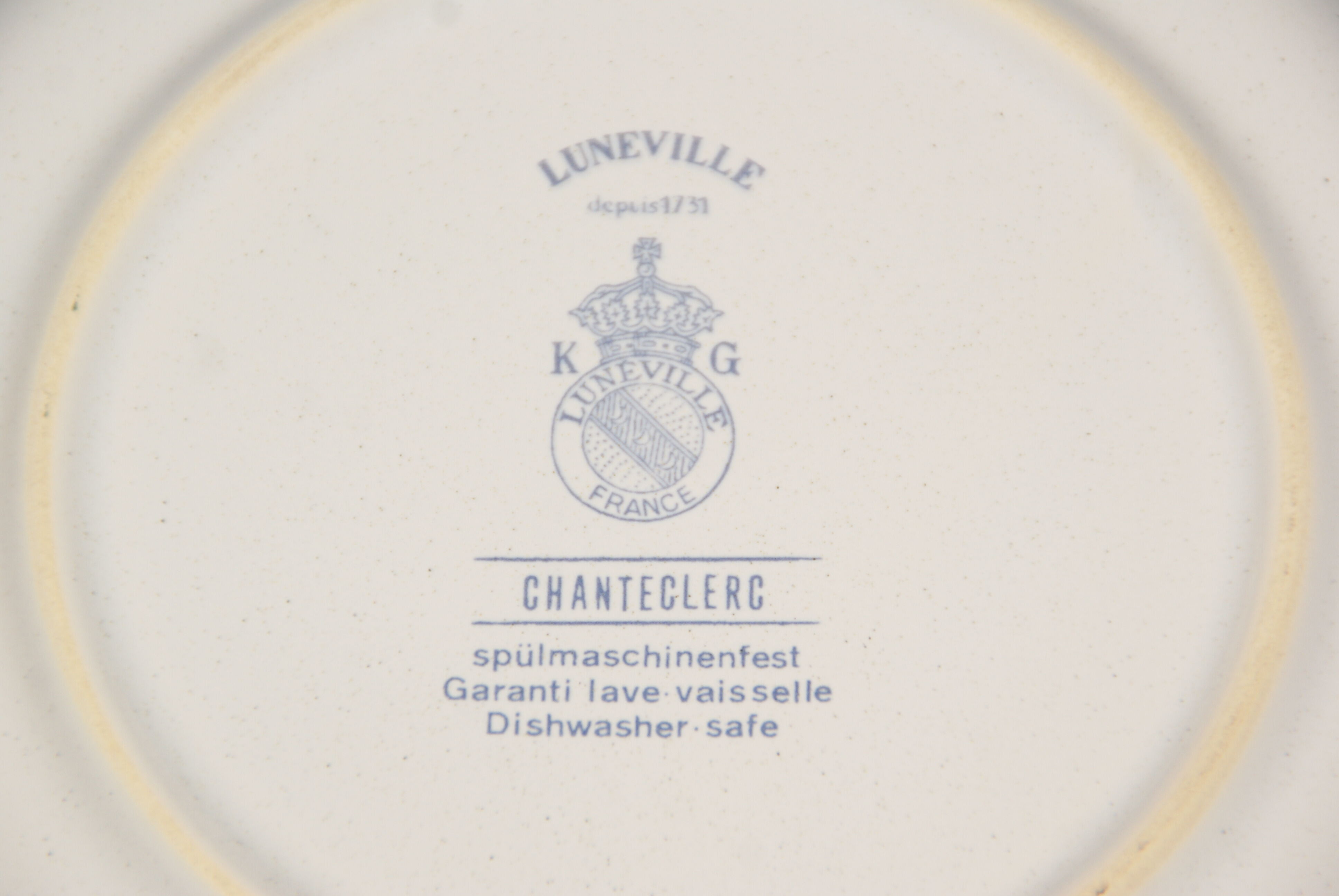 Plate decorated with a rooster earthenware from Lunéville