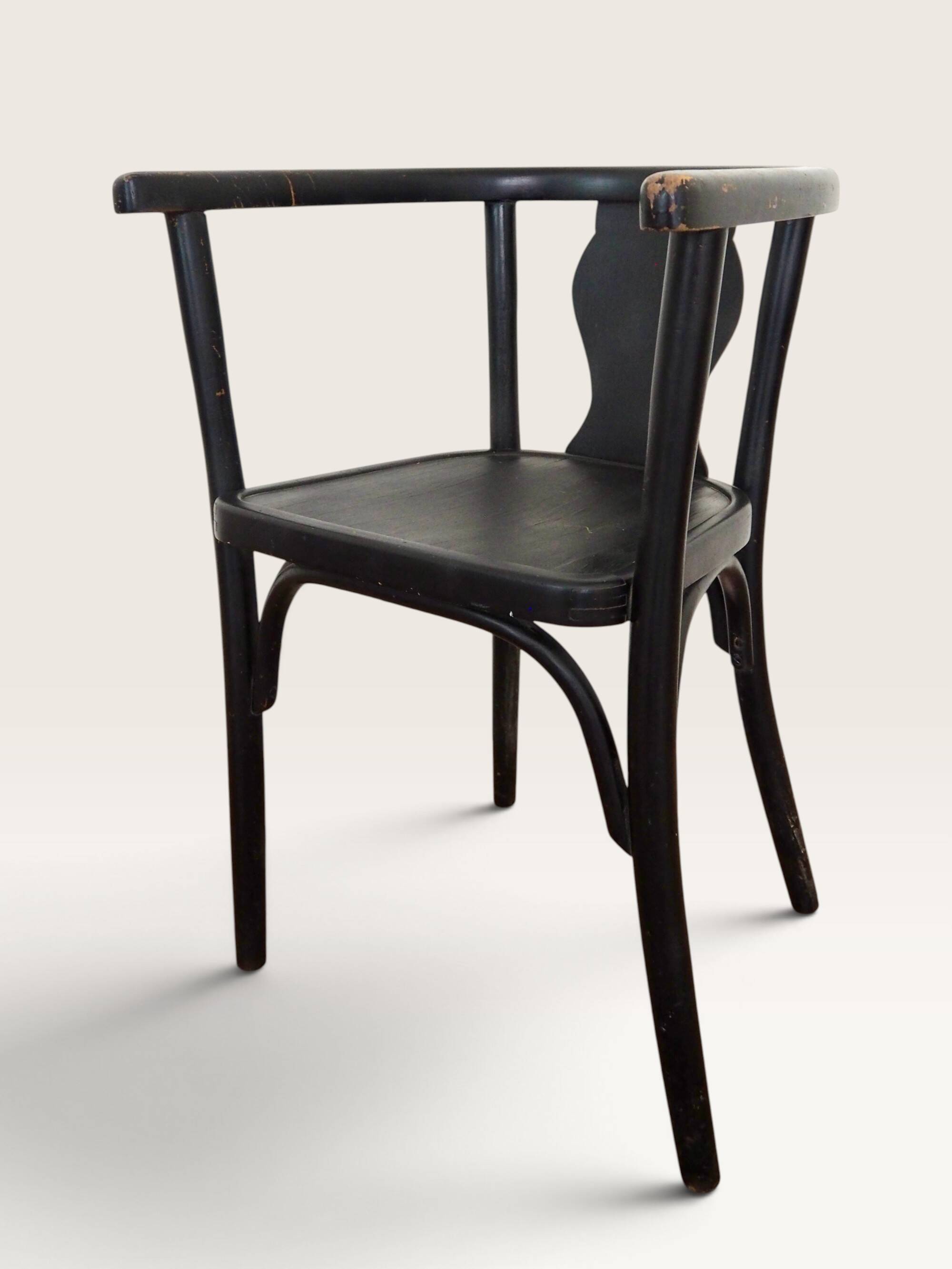 Curved black lacquered wooden armchair in Thonet style