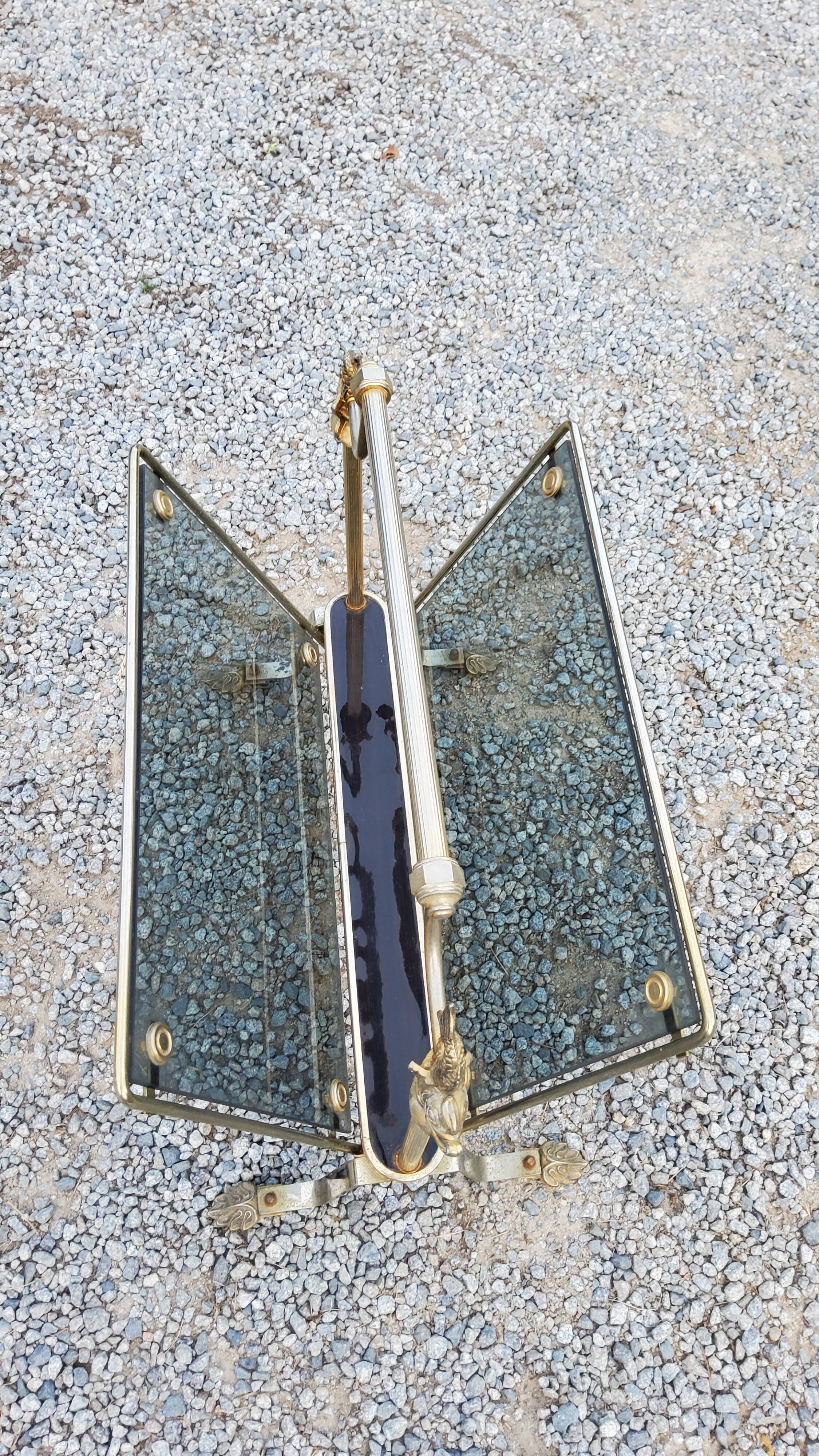 Porte revue des années 50 en métal doré aux dauphins et verres fumés