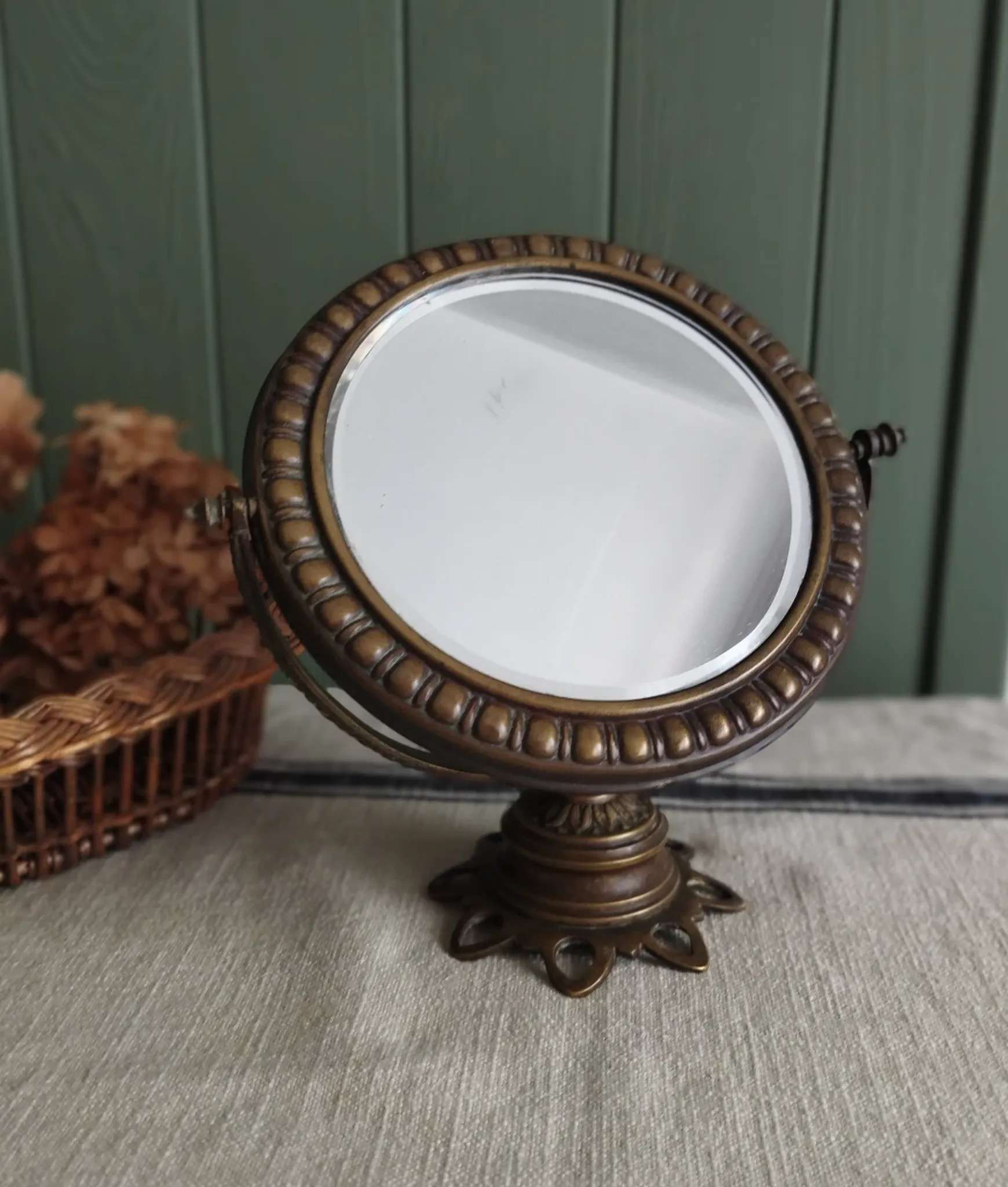 Small tabletop psyché mirror in brass