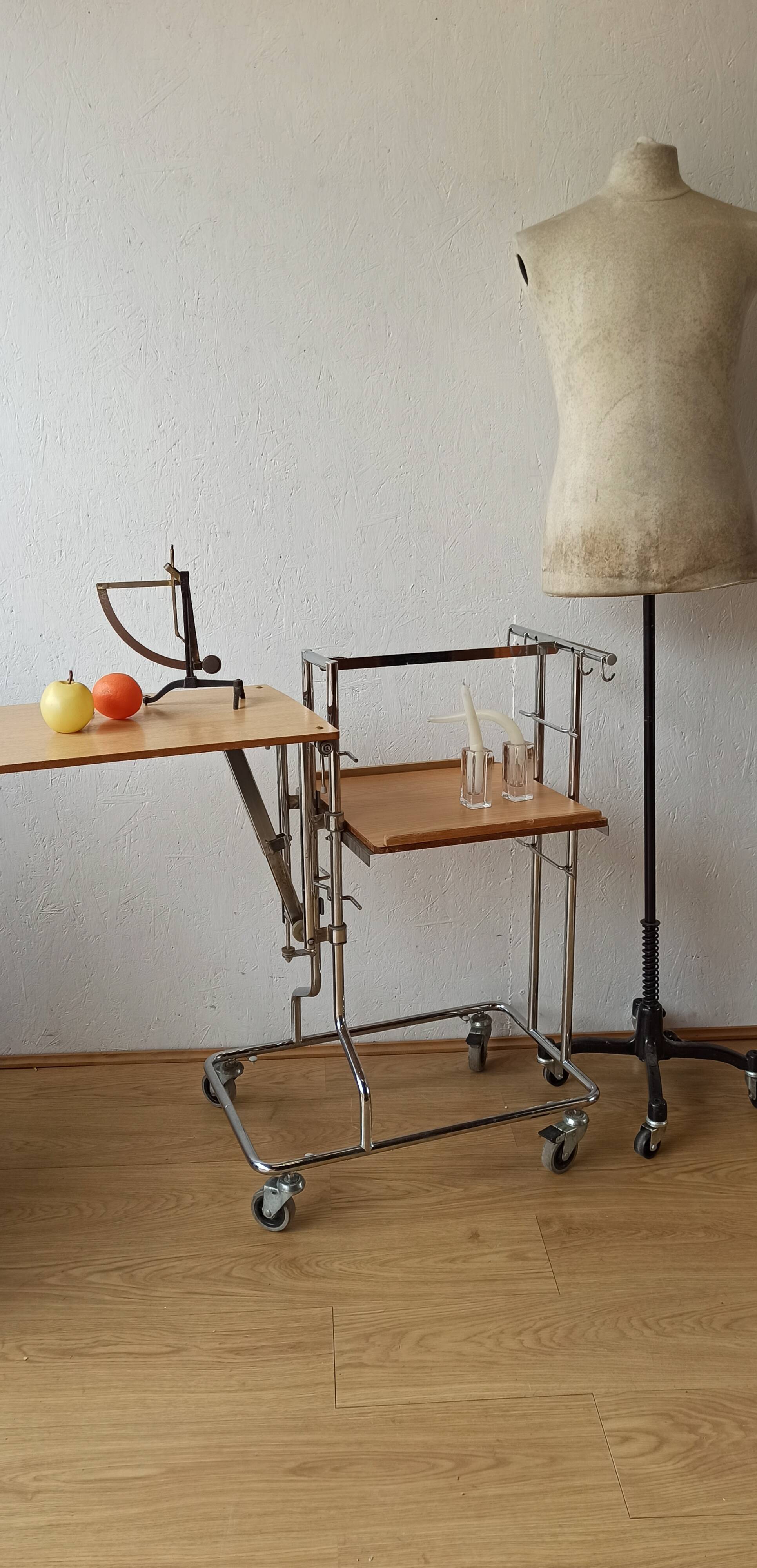 Chariot table pliante sur roulettes années 70.