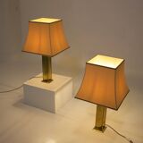 Paire de lampes en laiton et soie sauvage.