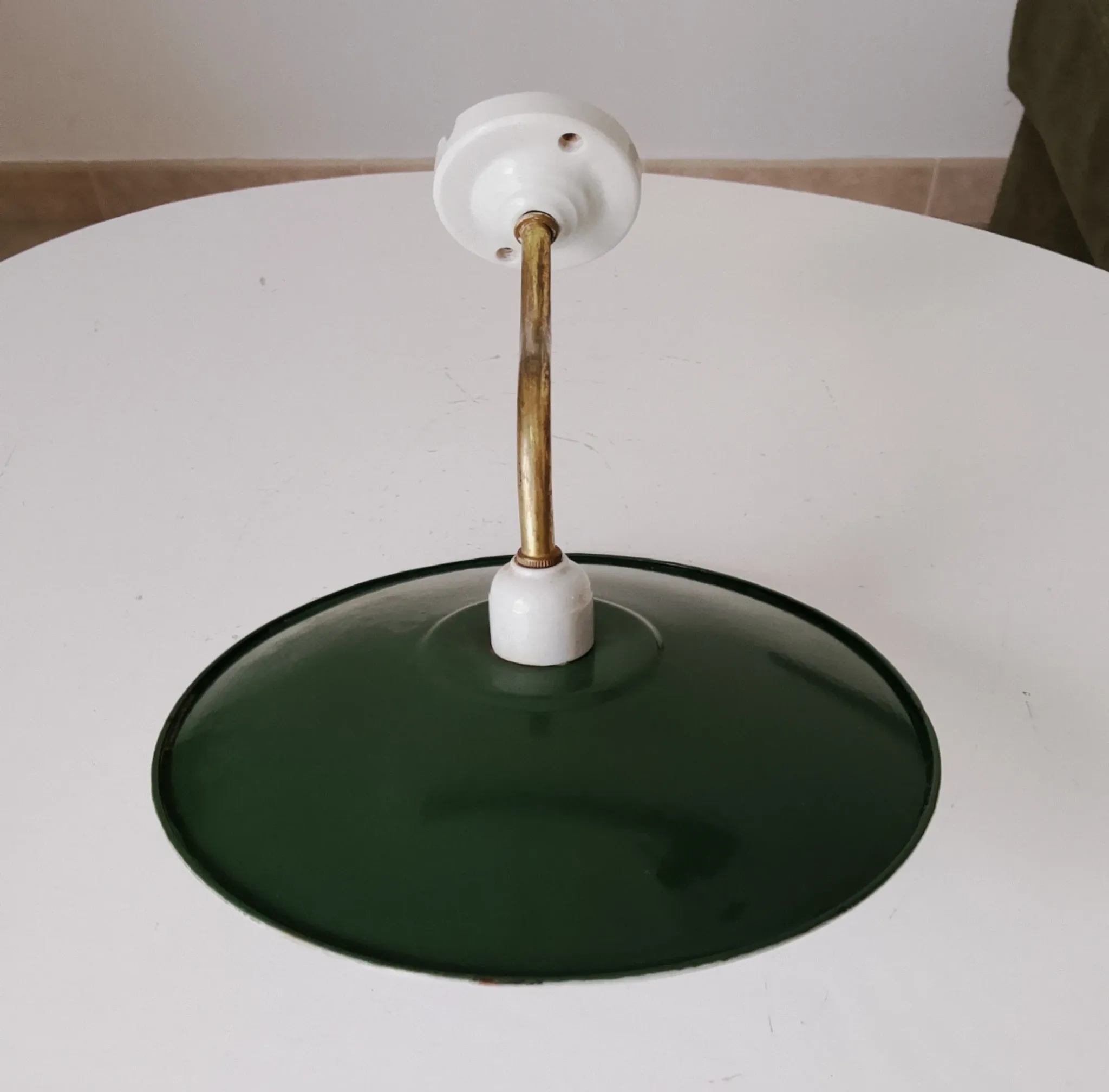 Antique wall light with a swan neck in enamelled metal, porcelain, and brass.