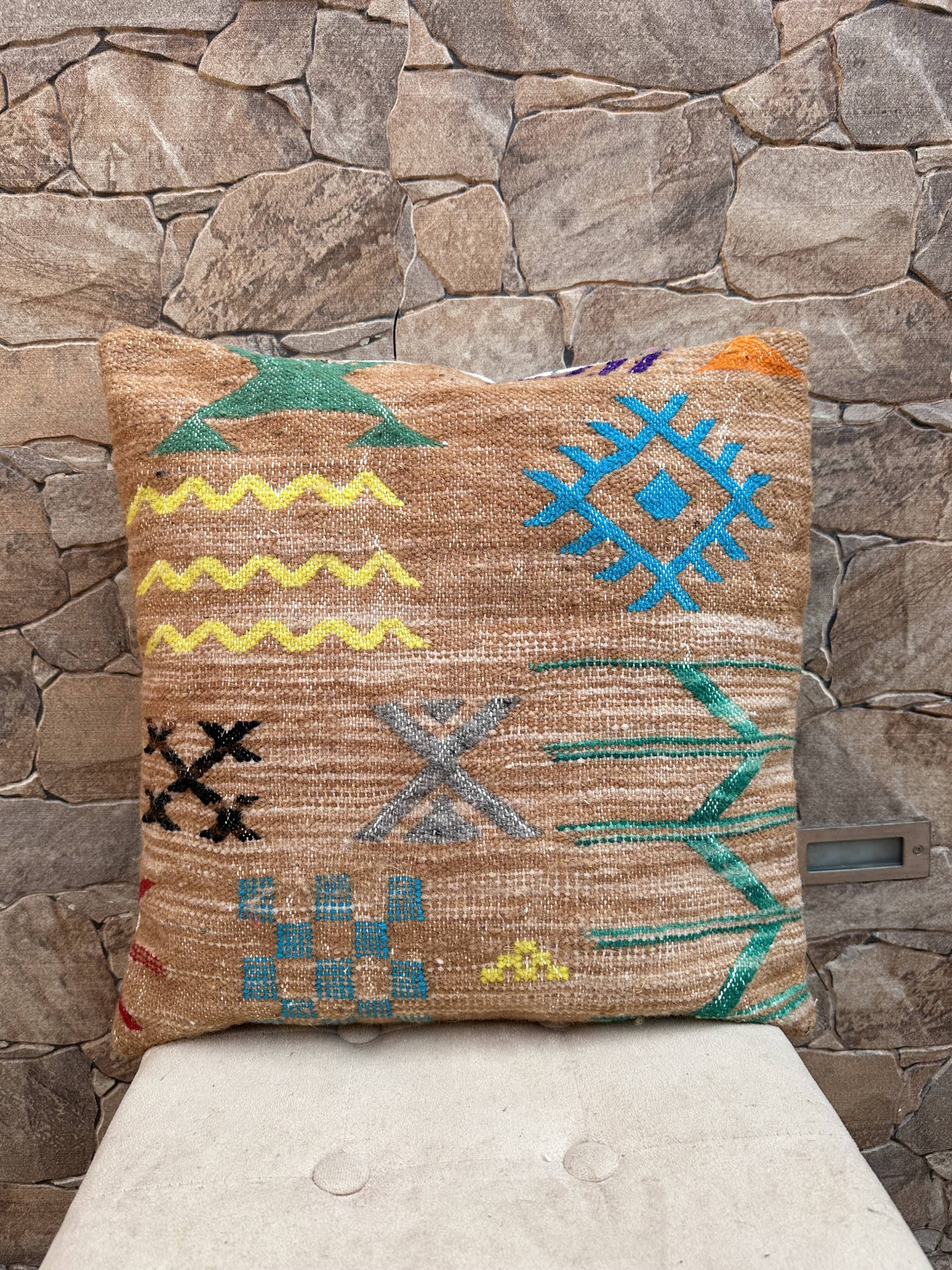 Handmade Moroccan Kilim cushion cover: Bohemian decorative cushion