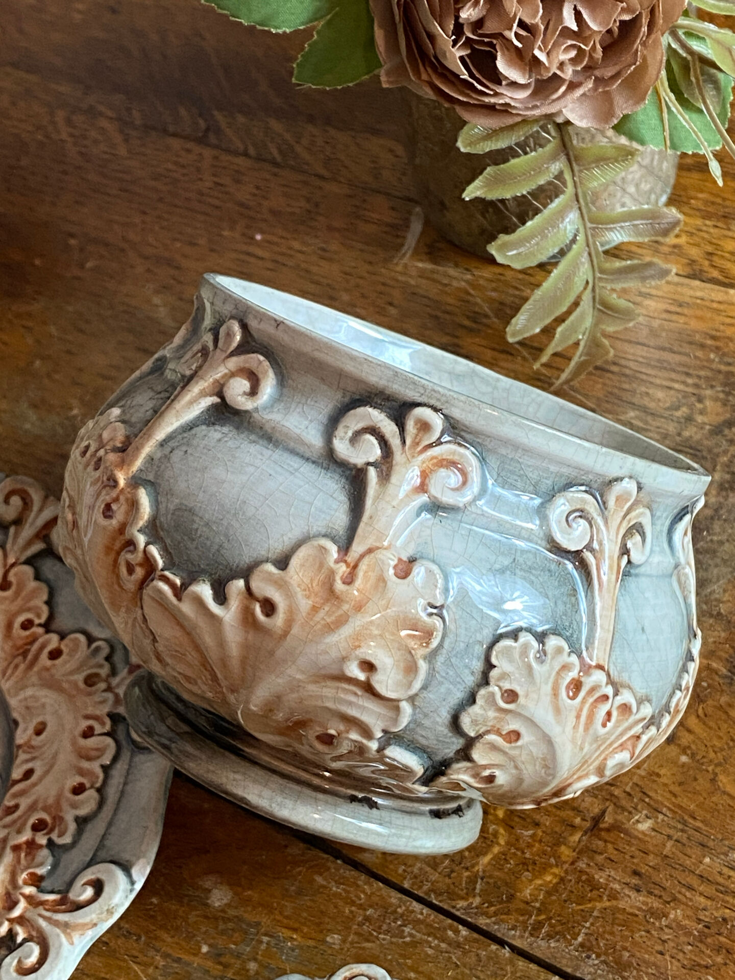 Bonbonnière in slipware