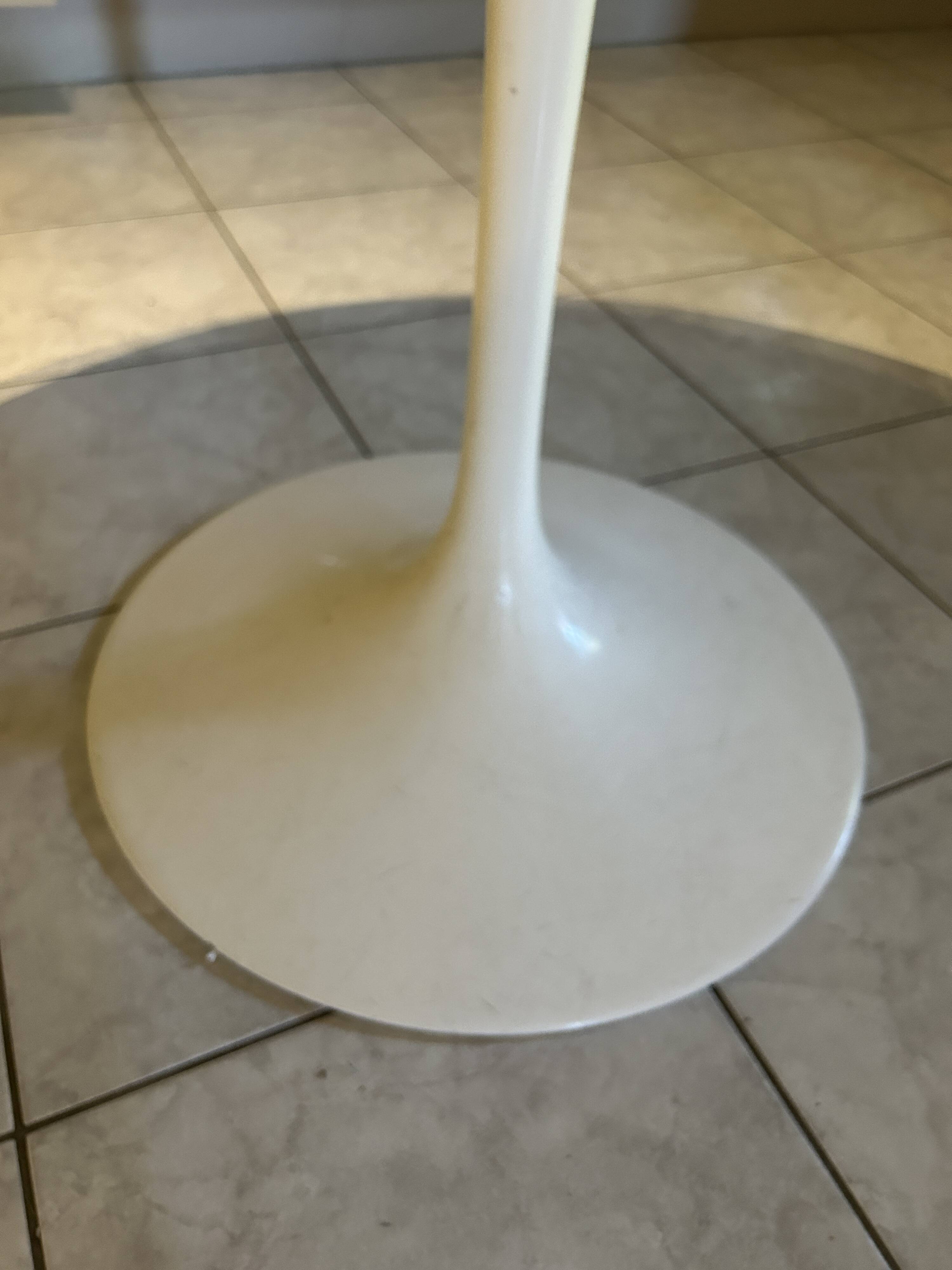 Saarinen round table
