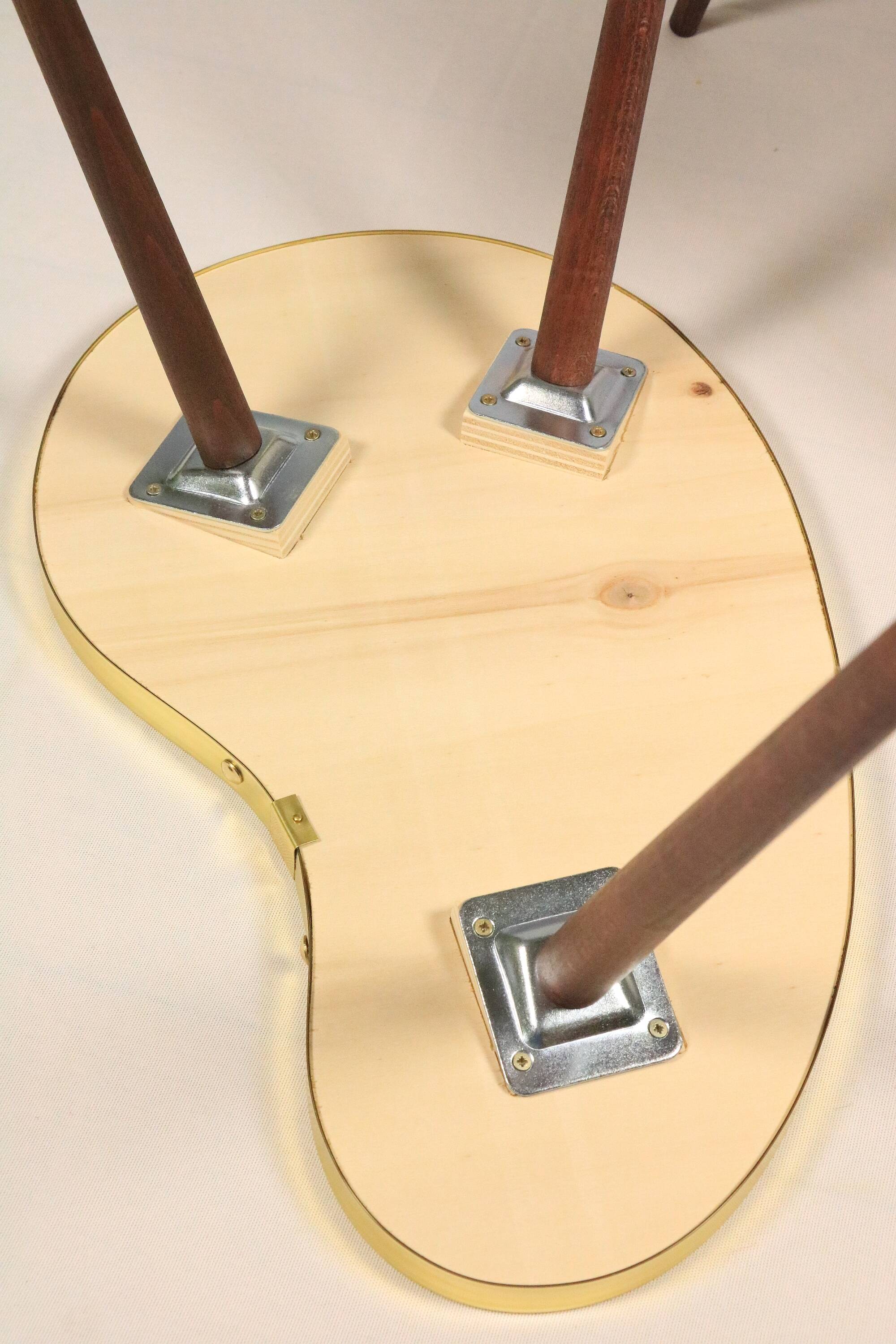 Petite table d'appoint, forme rein, rayures rose-taupe, 3 pieds élégants, style années 50
