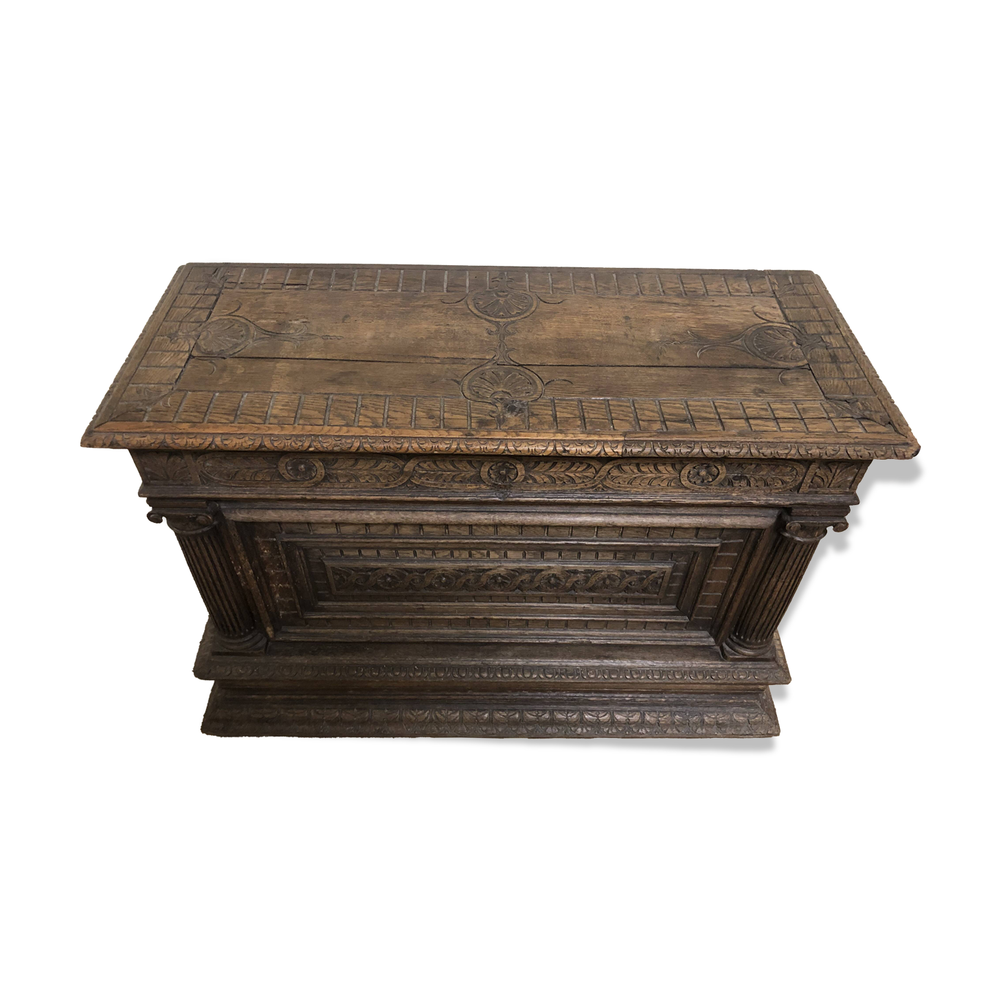 Coffre ancien en bois sculpté, style Renaissance