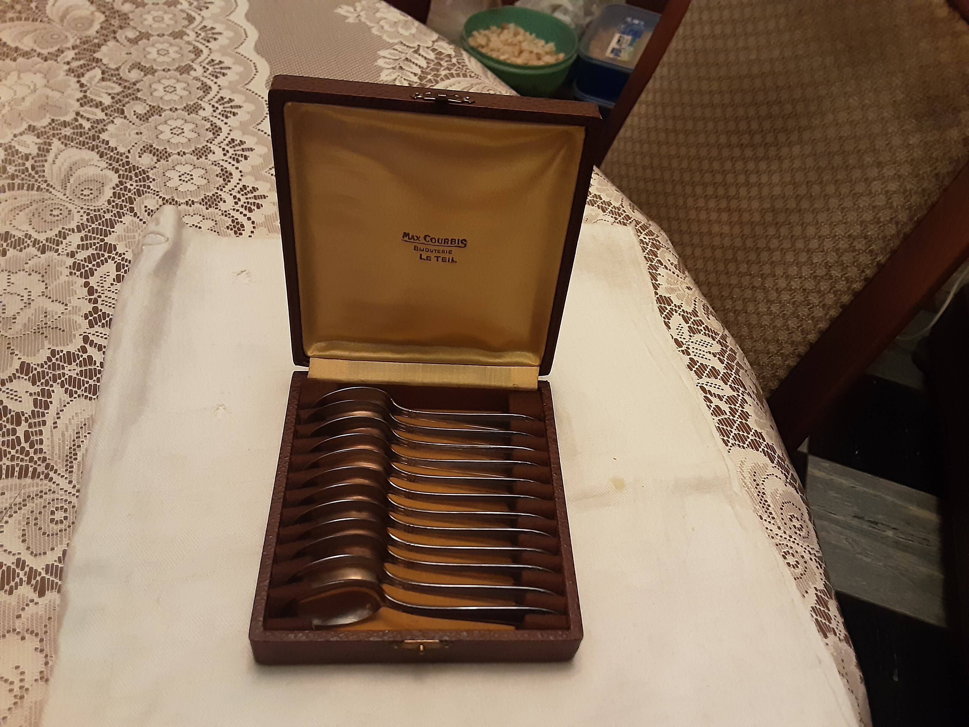 12 silver plated art nouveau teaspoons in their case