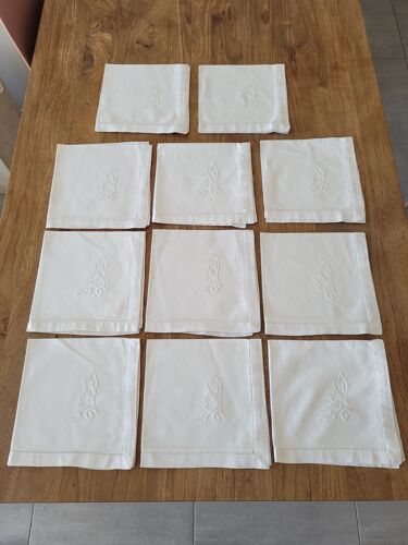 11 serviettes blanches brodées