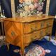 Grande commode sauteuse à façade arbalète merisier blond ornement bronze so