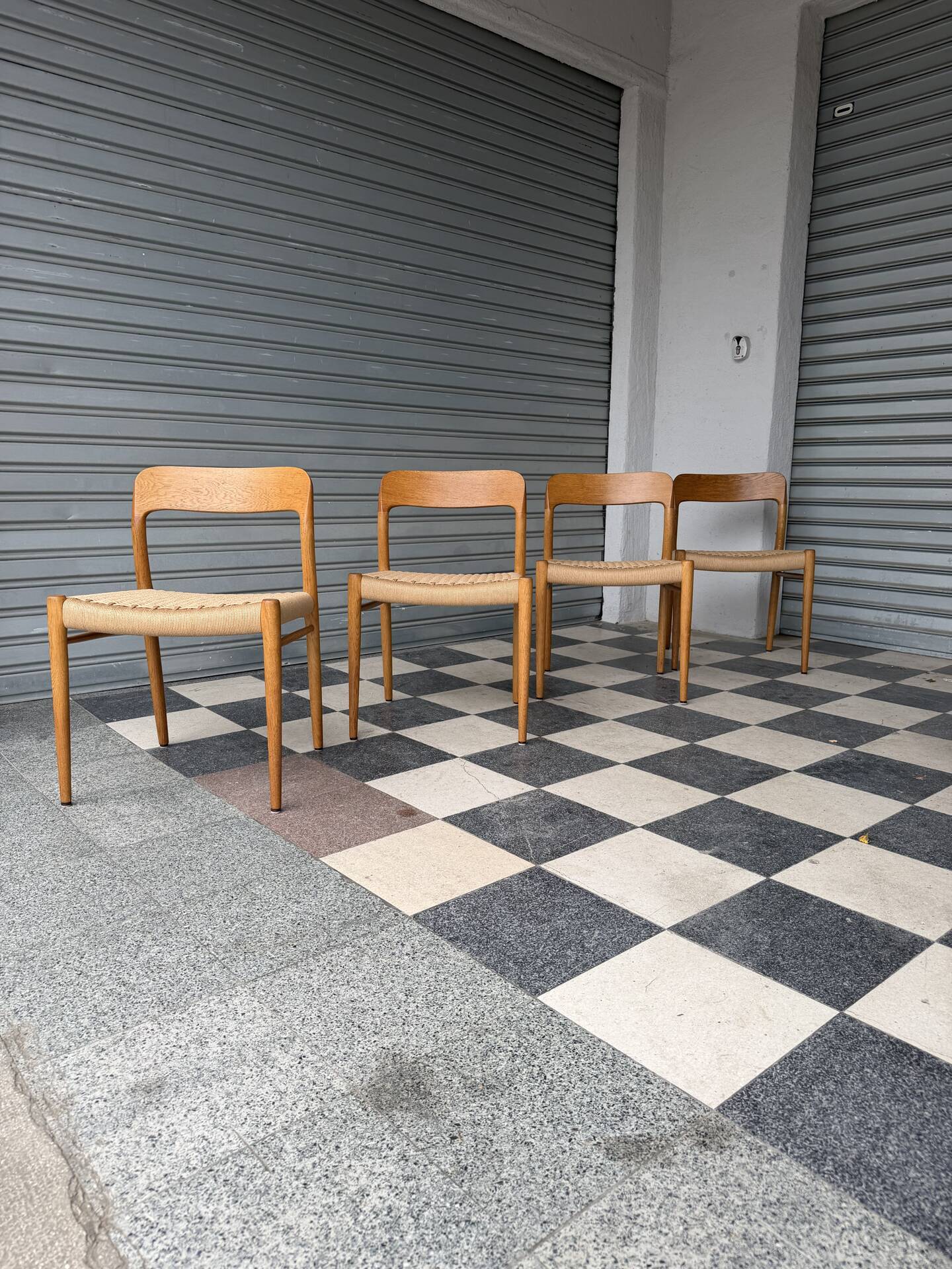 Set of 4 Møller 75 chairs in oak