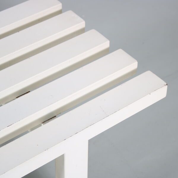 Banc à lattes en métal blanc des années 1970 des Pays-Bas