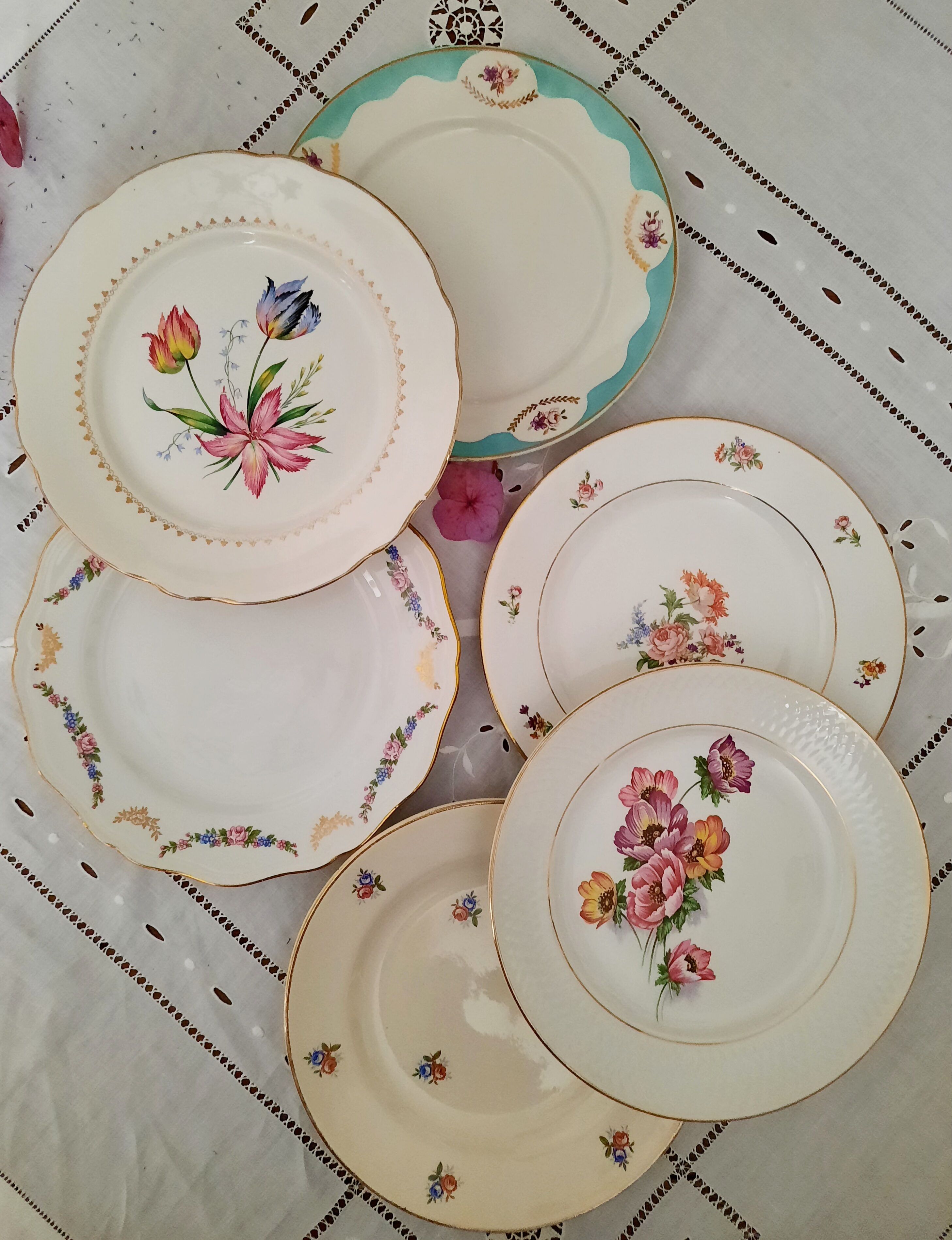 6 old flat plates mismatched