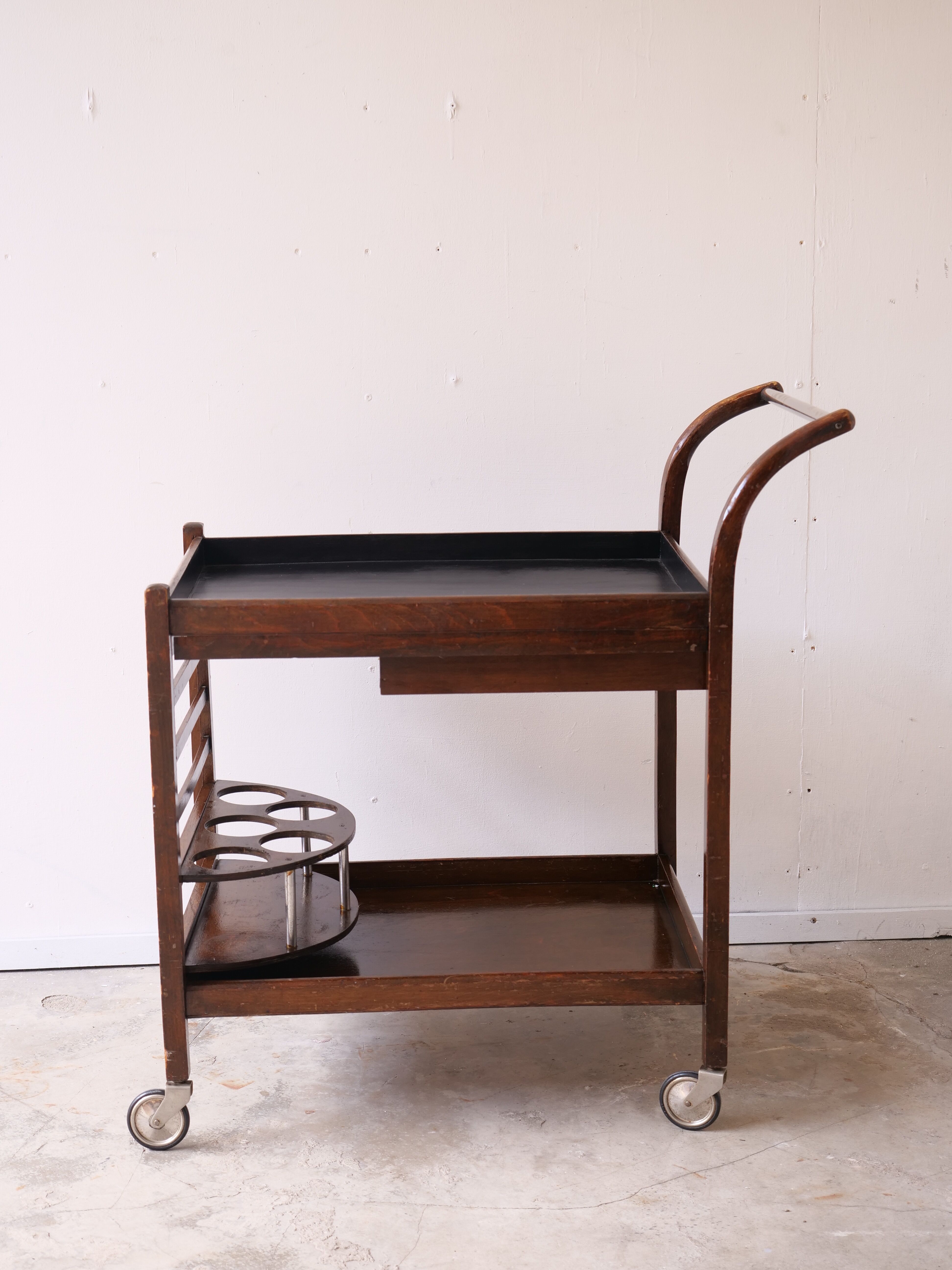 Serving art deco tork