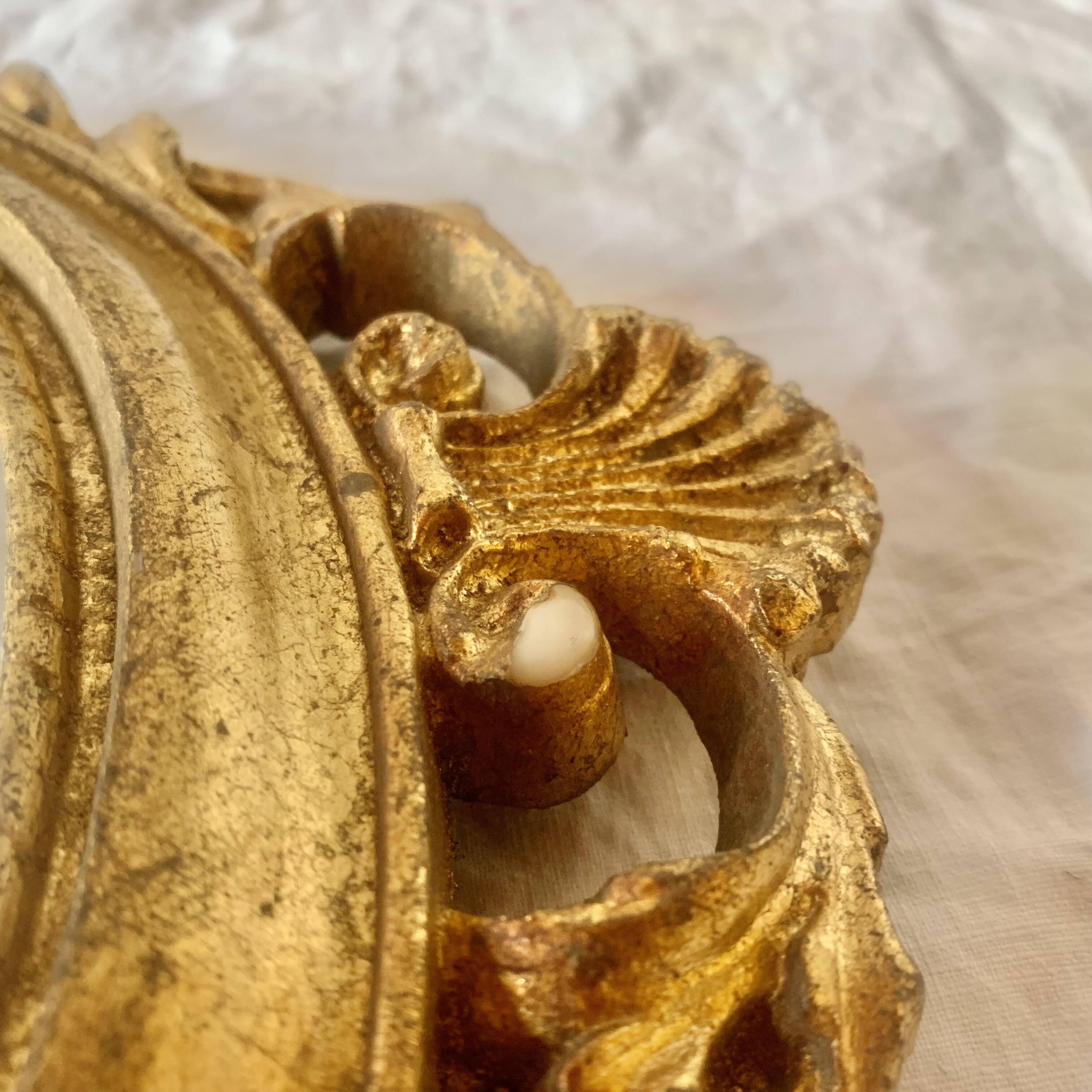 Ancien miroir ovale en résine dorée à la feuille - style baroque - 73 cm