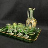 Service à liqueur en cristal teinté vert avec rehauts de dorures à décor de