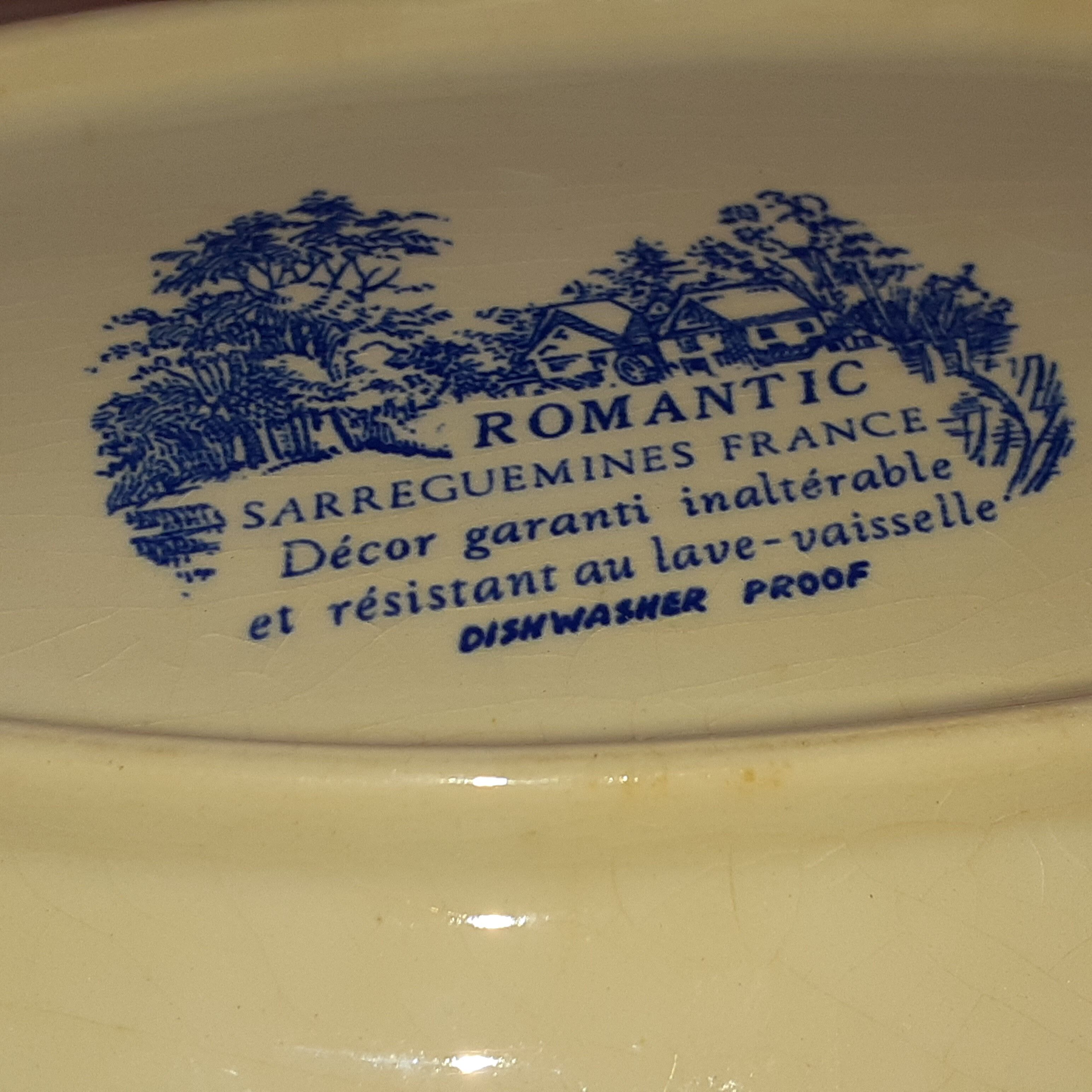 Set de 2 grands plats 1 creux avec 1 plat.Sarreguemines, modéle Romantic. Décor bleu.