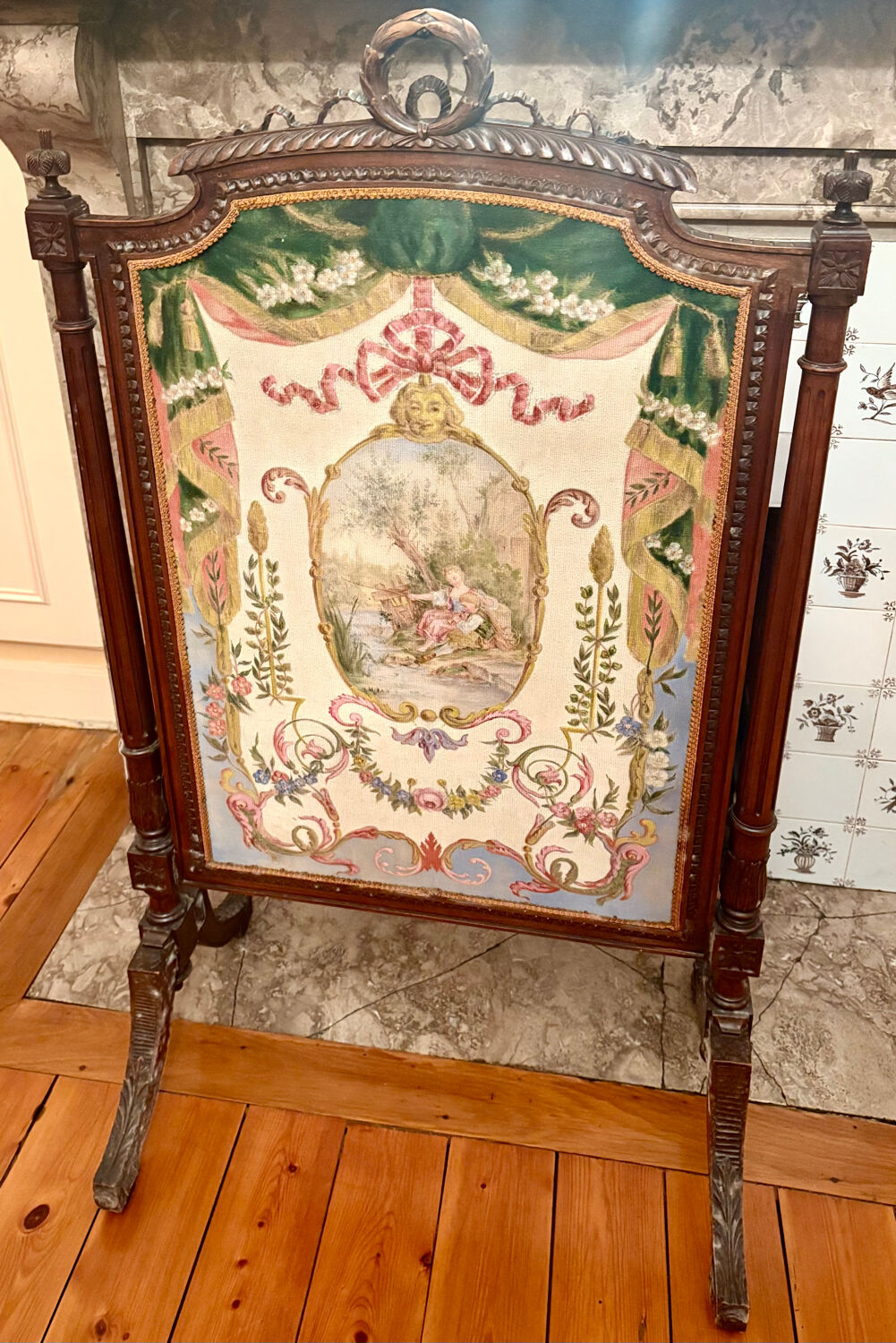 Antique fireplace screen in embroidered canvas, late 18th - early 19th century.