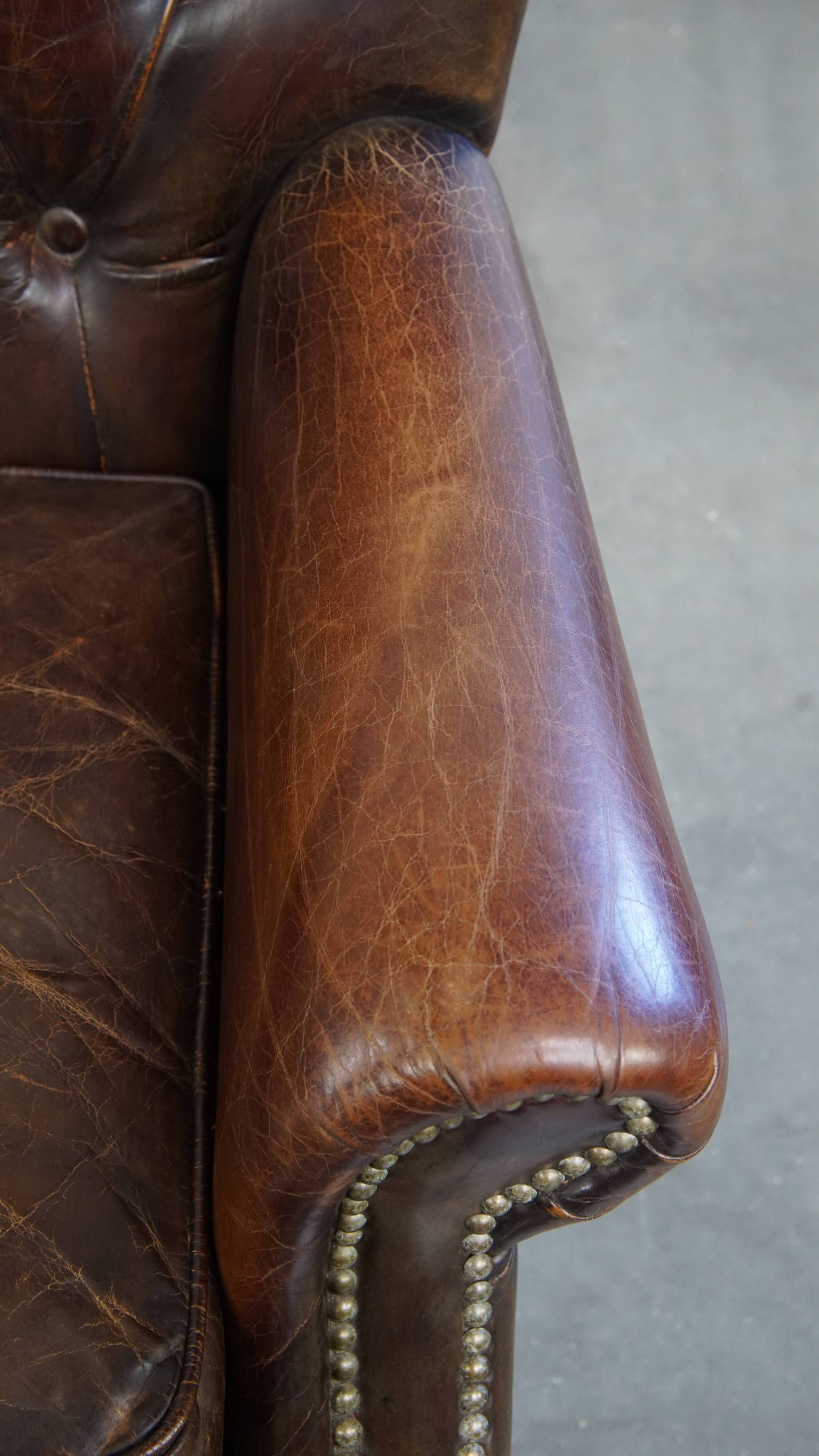 Fauteuil Chesterfield classique en cuir de vachette grainé couleur cognac