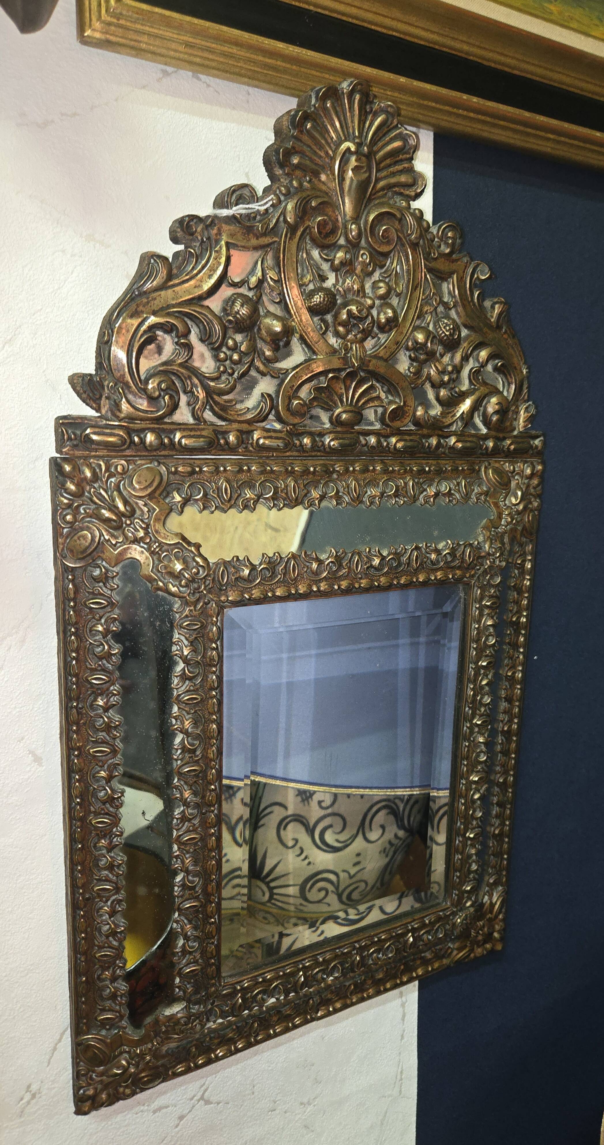 Miroir ancien en cuivre repoussé doré – époque Napoléon III