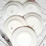 Assiettes plates anciennes dépareillées en faïence accompagnées d'un plat creux