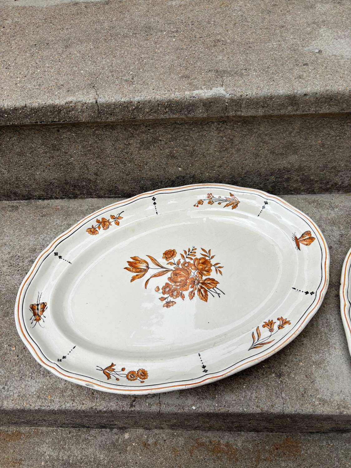 Duo of old plates Condé Longchamp – Terre de Fer, floral decoration & in