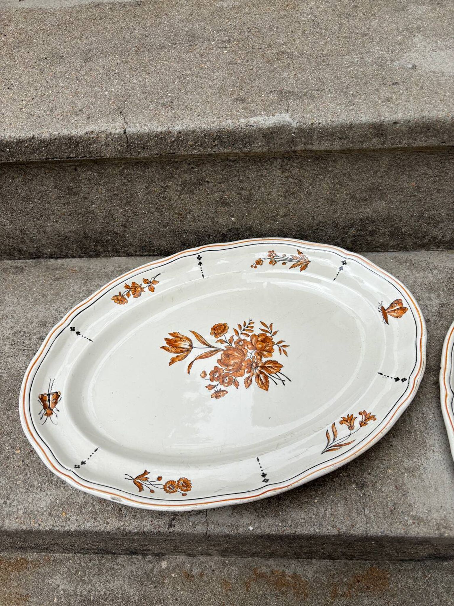 Duo of old plates Condé Longchamp – Terre de Fer, floral decoration & in