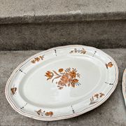 Duo of old plates Condé Longchamp – Terre de Fer, floral decoration & in