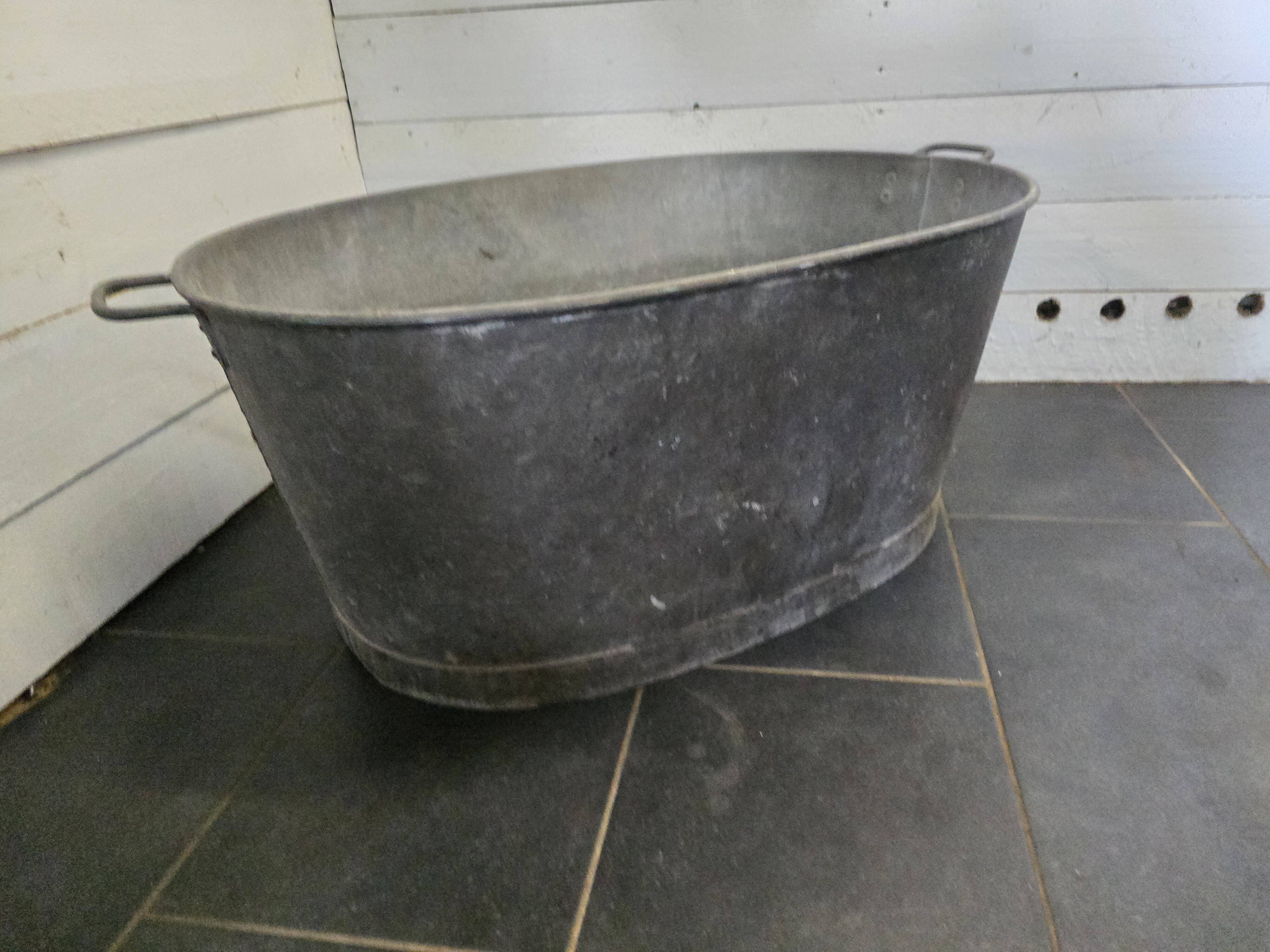 Oval zinc basin or bathtub