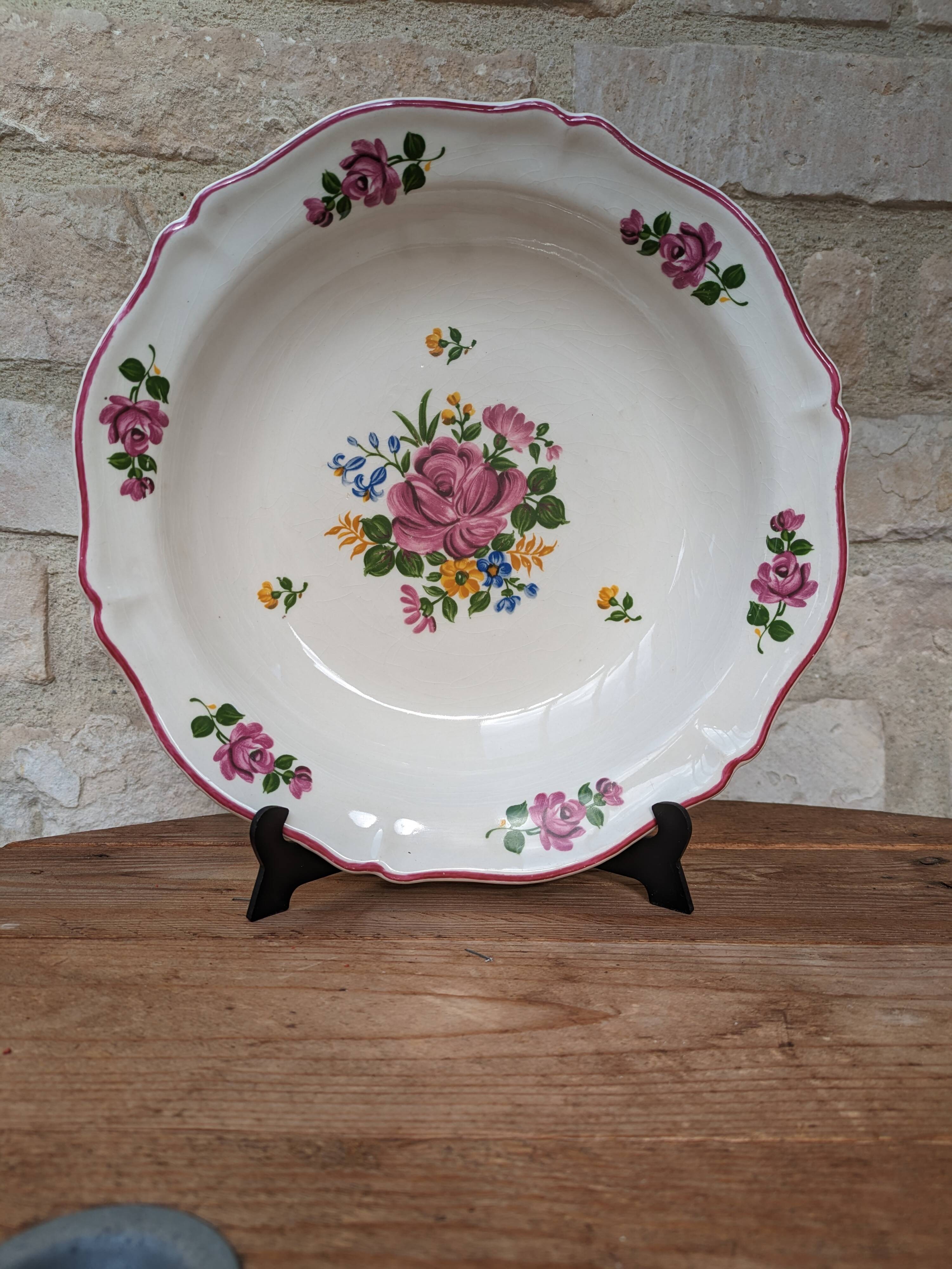 Round hollow dish with flower bouquet decoration Saint Amand Vieux Strasbourg