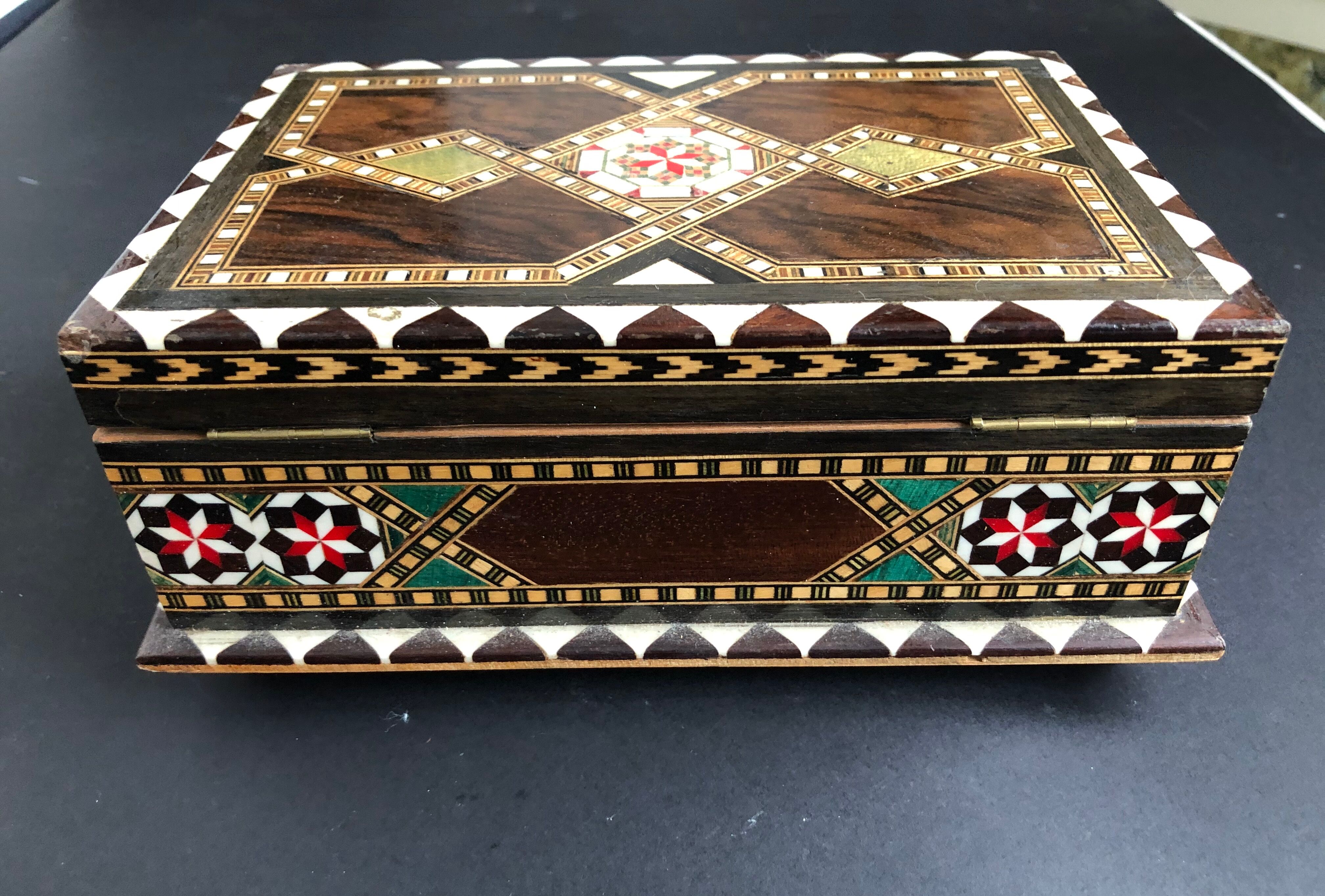 Music box in wood marquetry