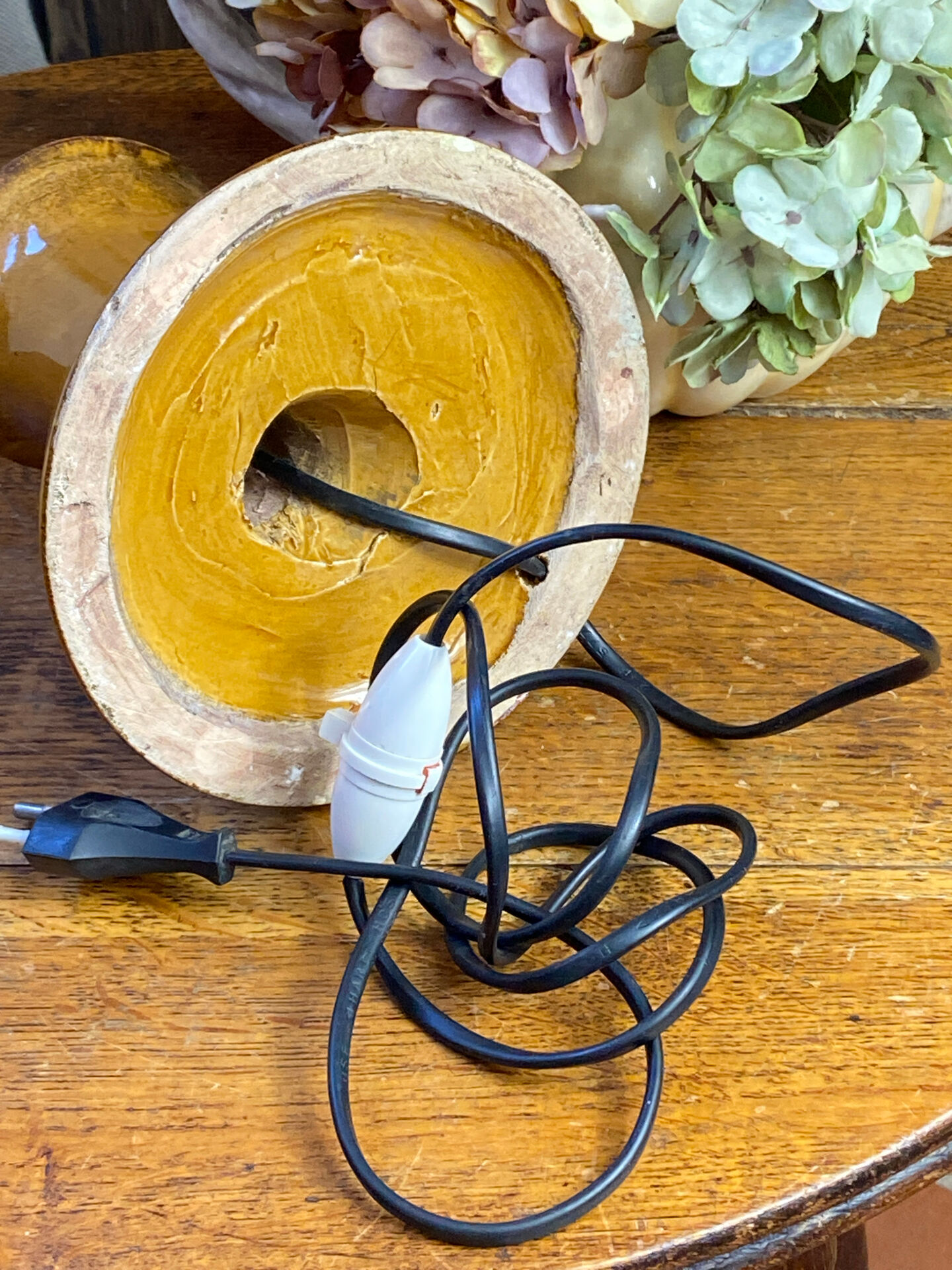 Candle holder-style lamp made entirely of ceramic.
