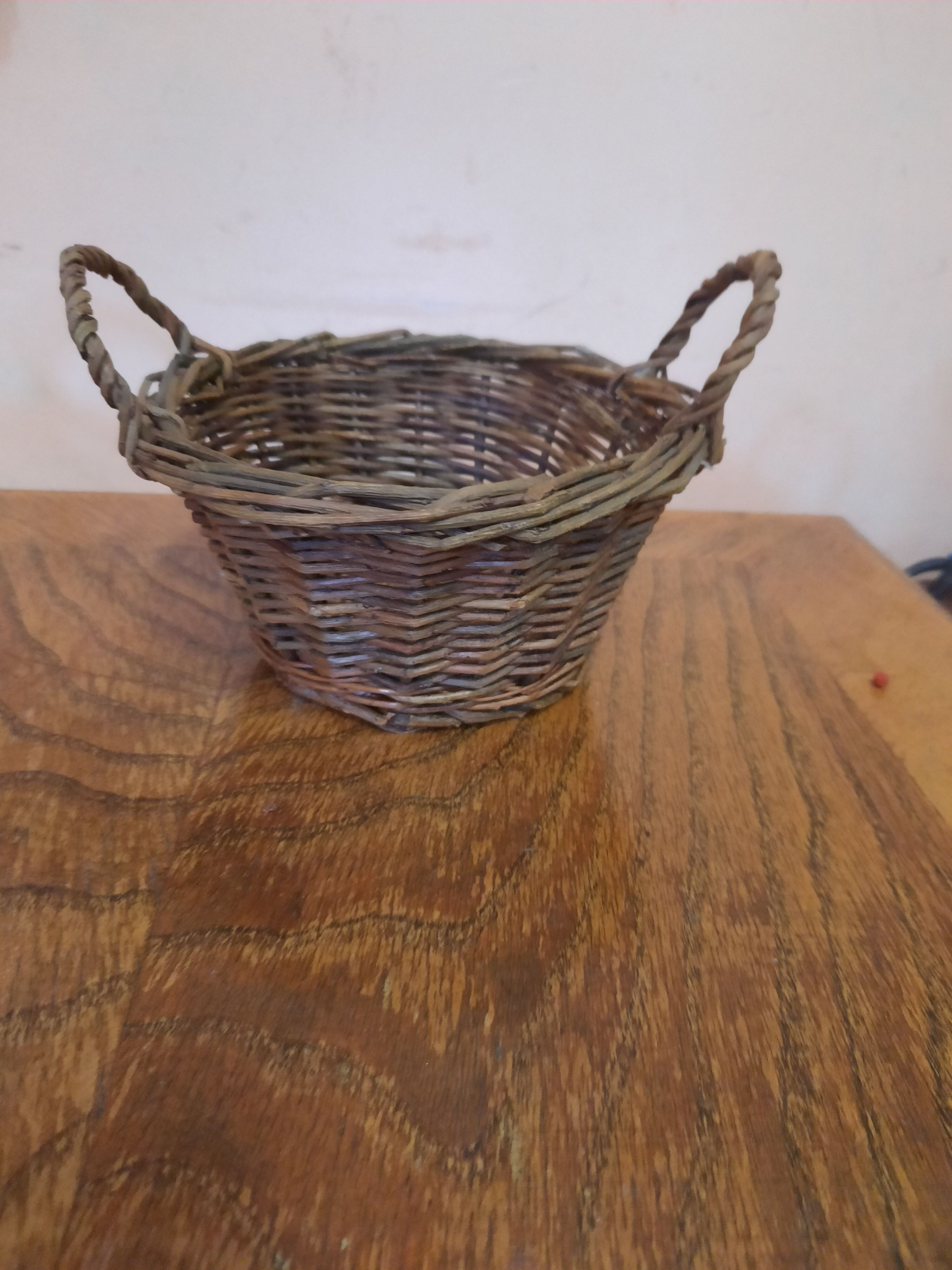 Lot of vintage wicker baskets