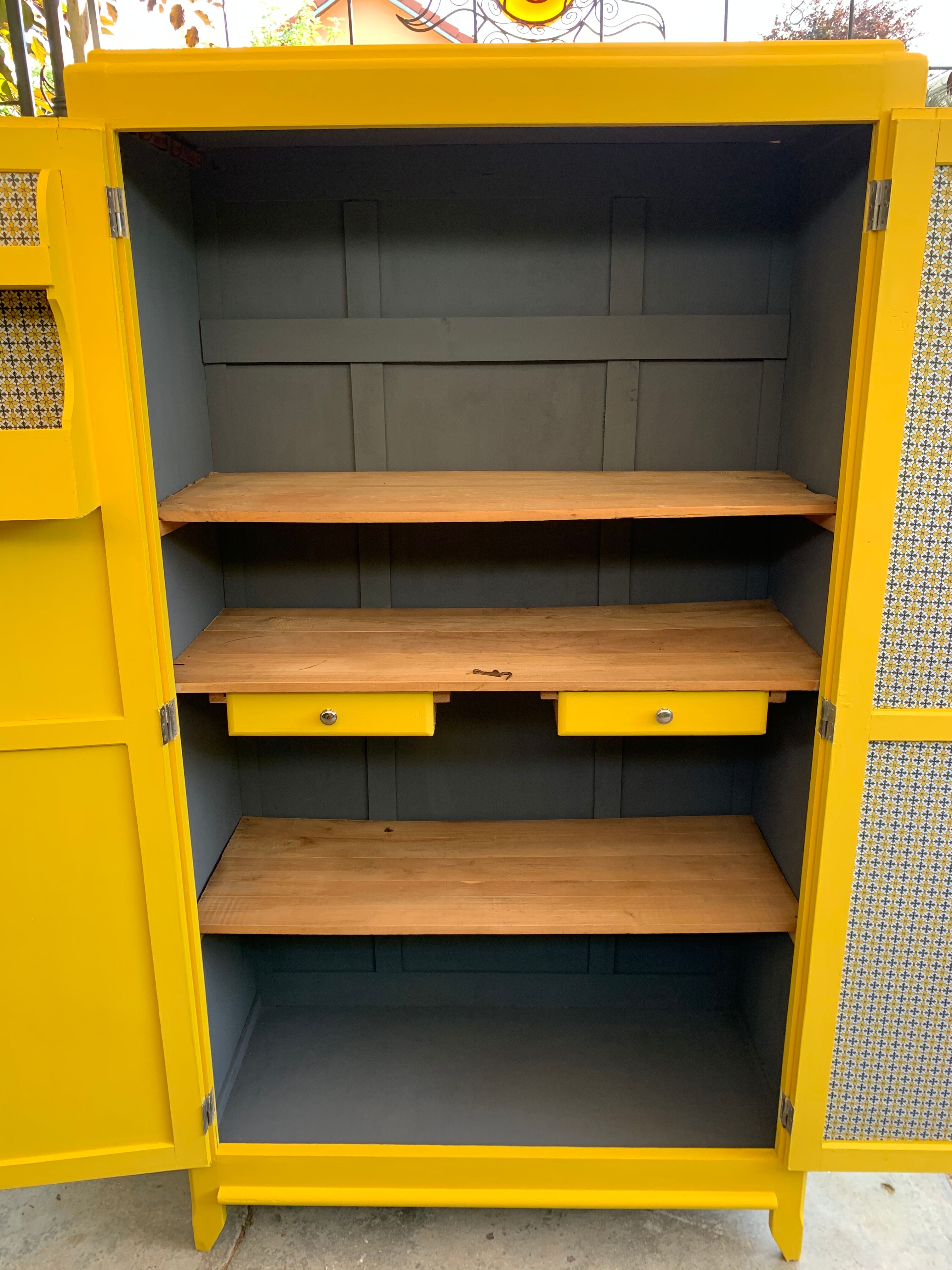Armoire parisienne jaune poudrée 1950