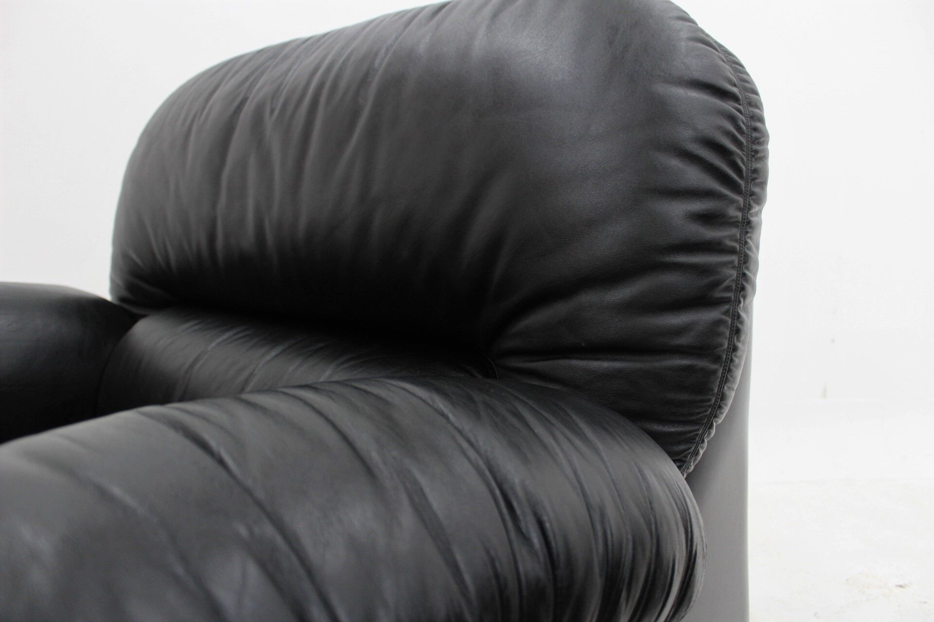 Sormani black leather vintage armchairs 1970s