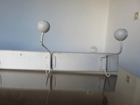 Coat 4 door hooks 30-40 years