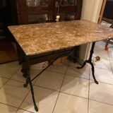 Pink marble bistrot table