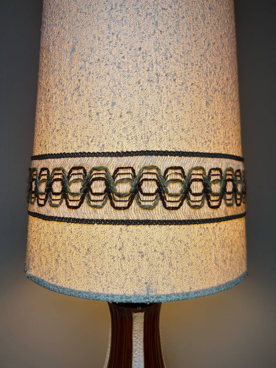 Lampe de sol céramique et bouclettes années 70