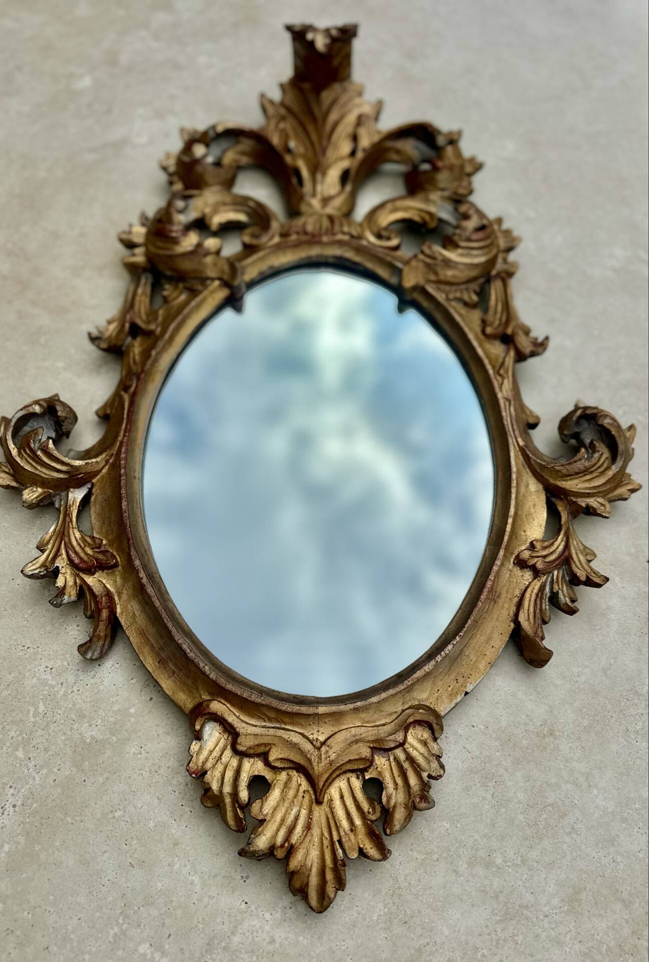 Miroir en bois doré sculpté .