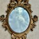 Miroir en bois doré sculpté .
